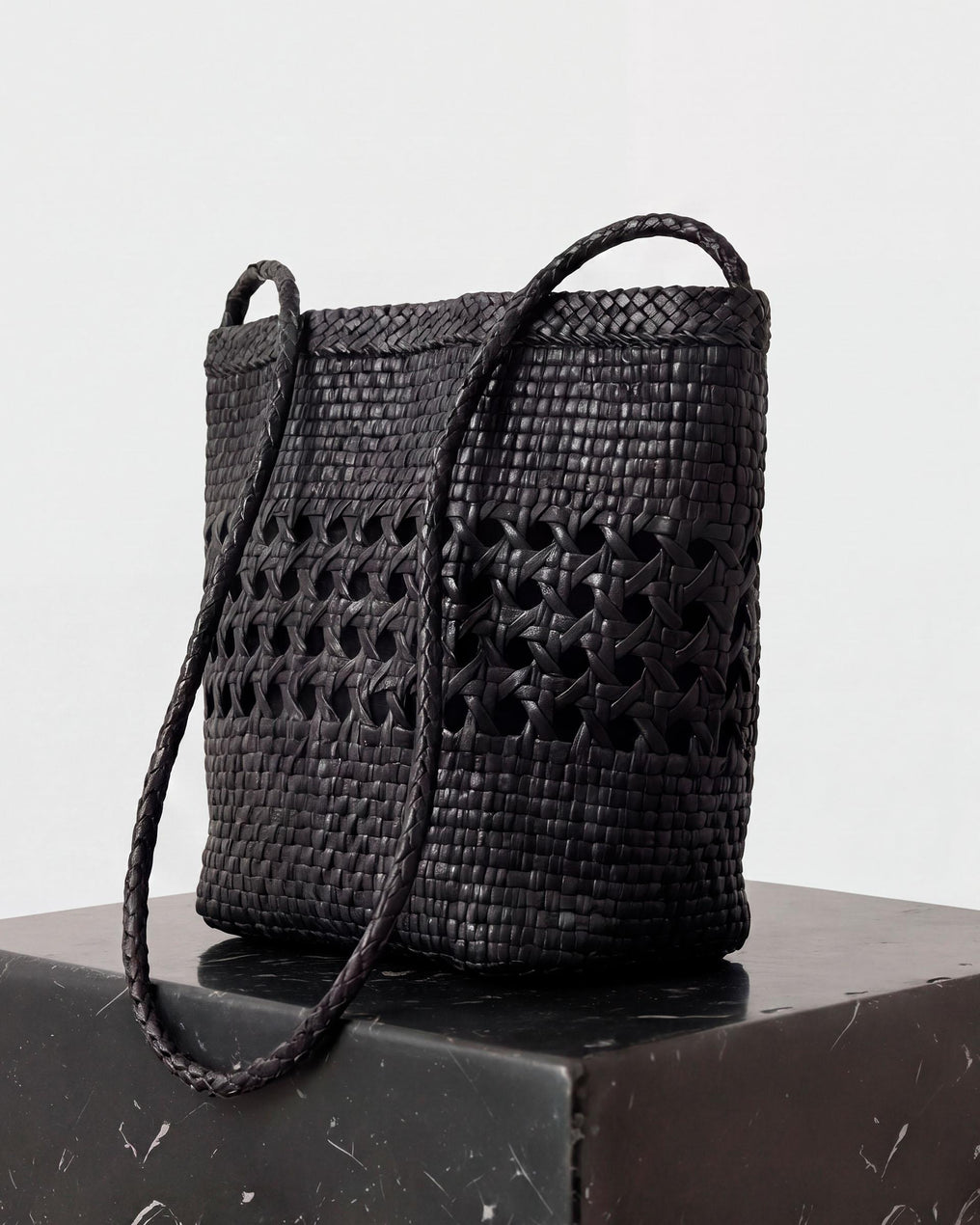 Mala Bucket Pele Entrançada Preto