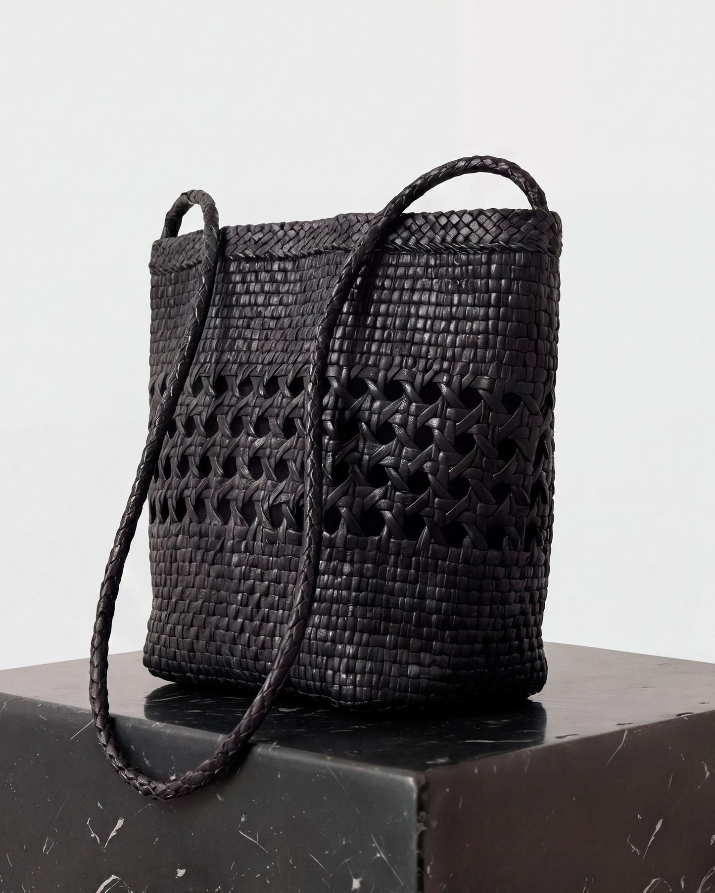 Mala Bucket Pele Entrançada Preto