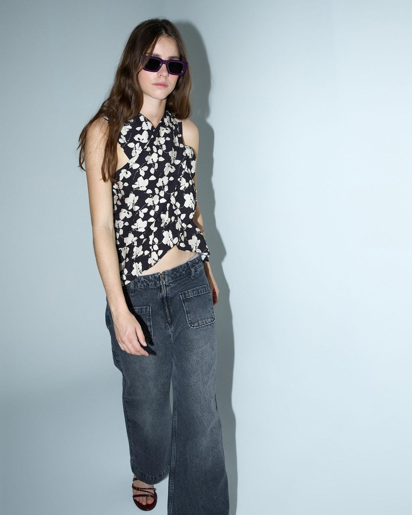 Top cruzado com estampado de bolinhas pretas