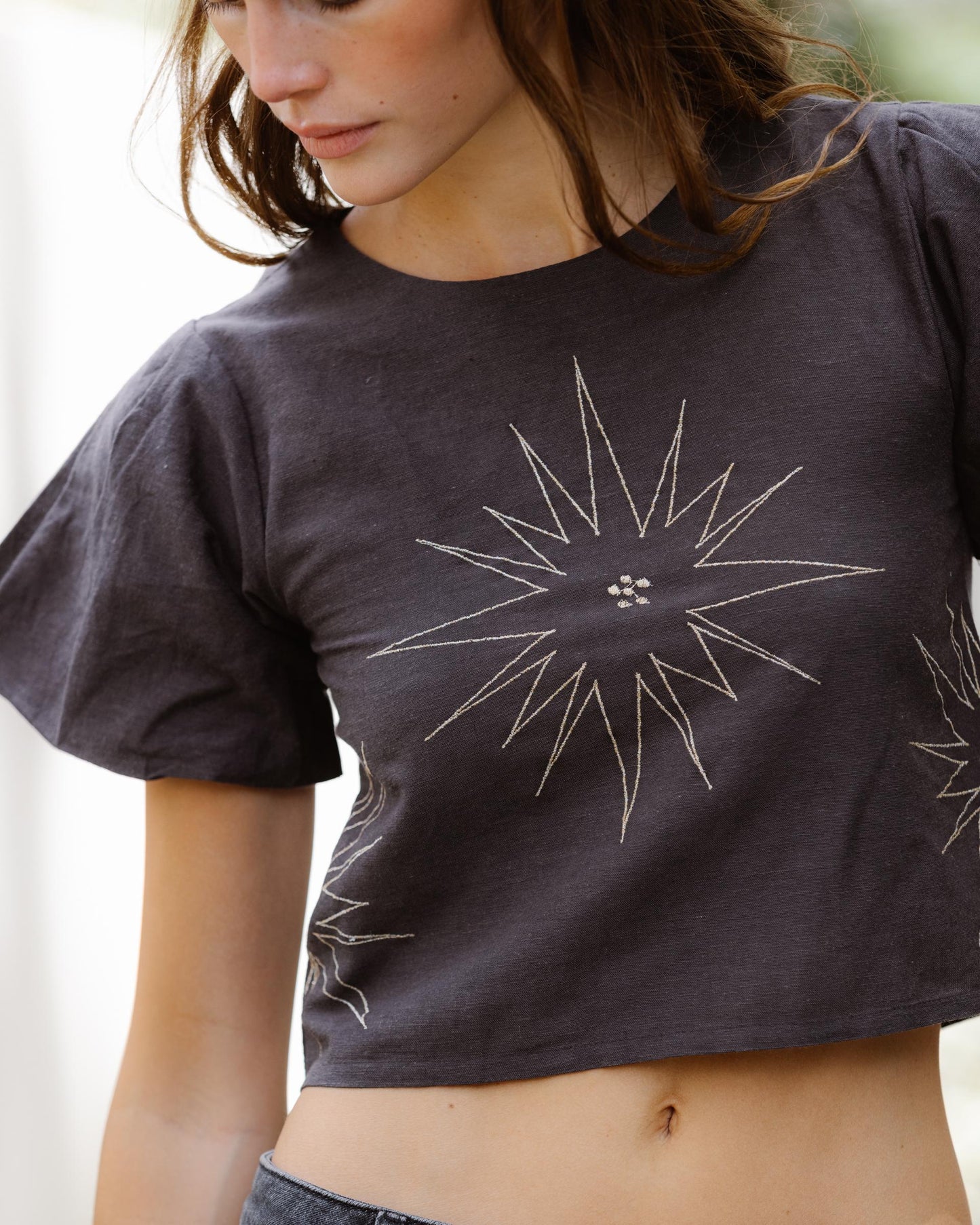 Top Manga Corta Bordados Estrellas Antracita