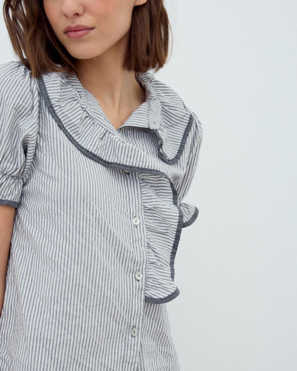 Camisa Volante Lateral Ribete Gris