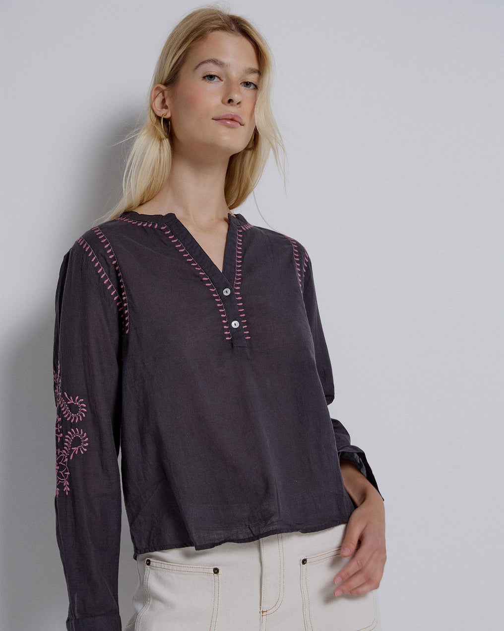 Blusa Bordados Cuello Mao Antracita