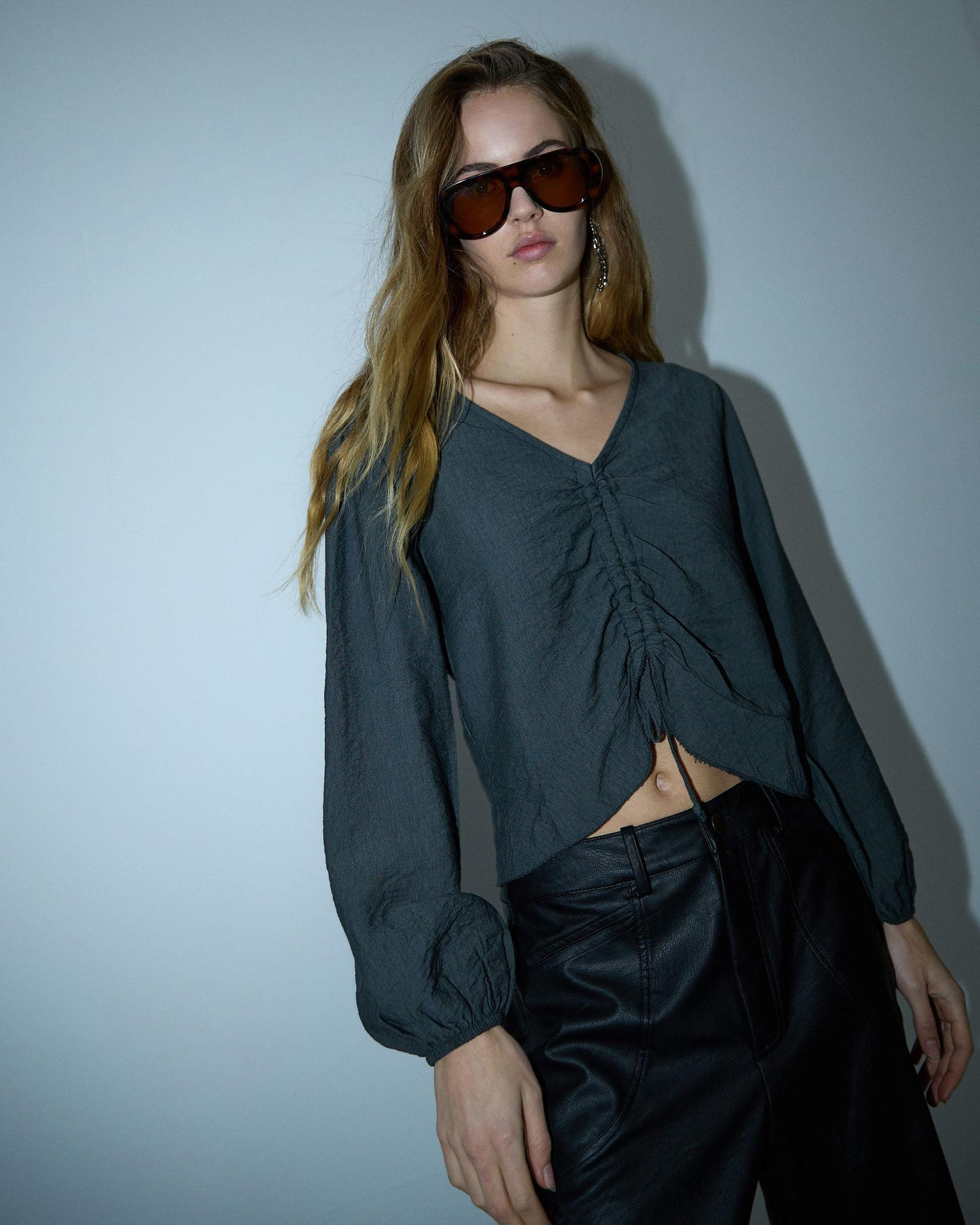 Blusa antracite com franzido frontal