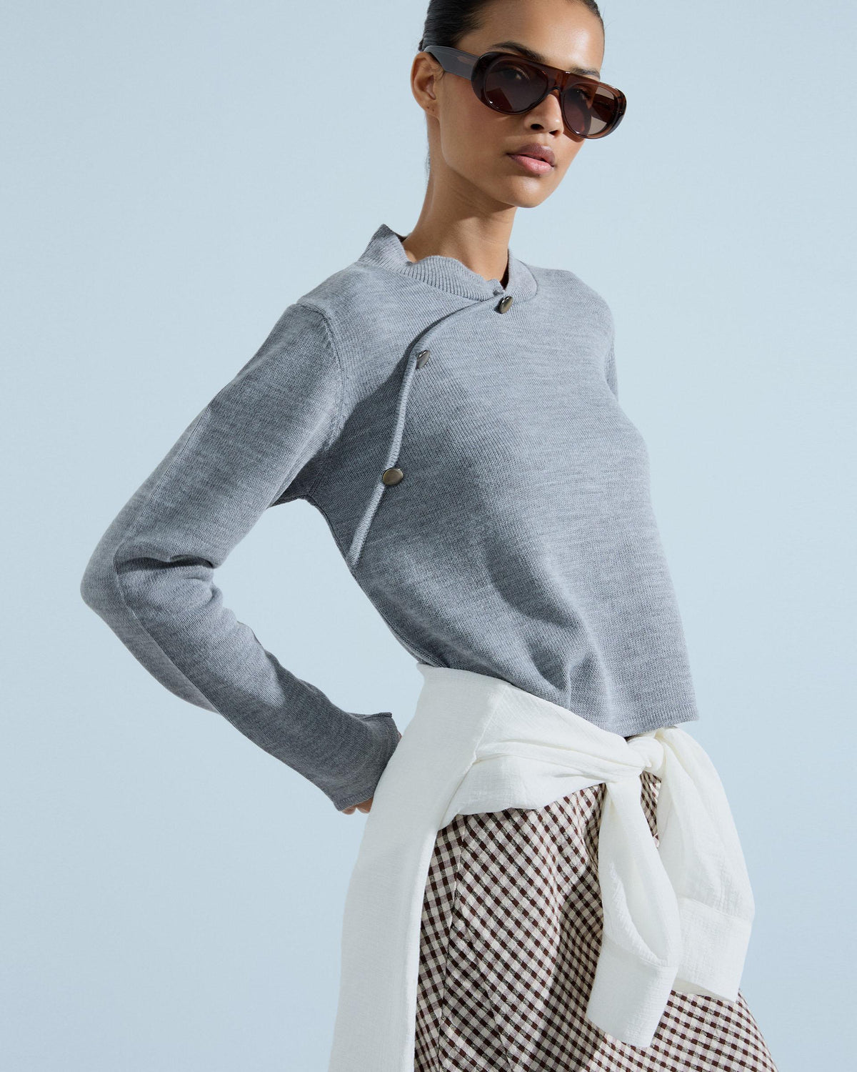 Jersey Cuello Mao Botones Laterales Gris