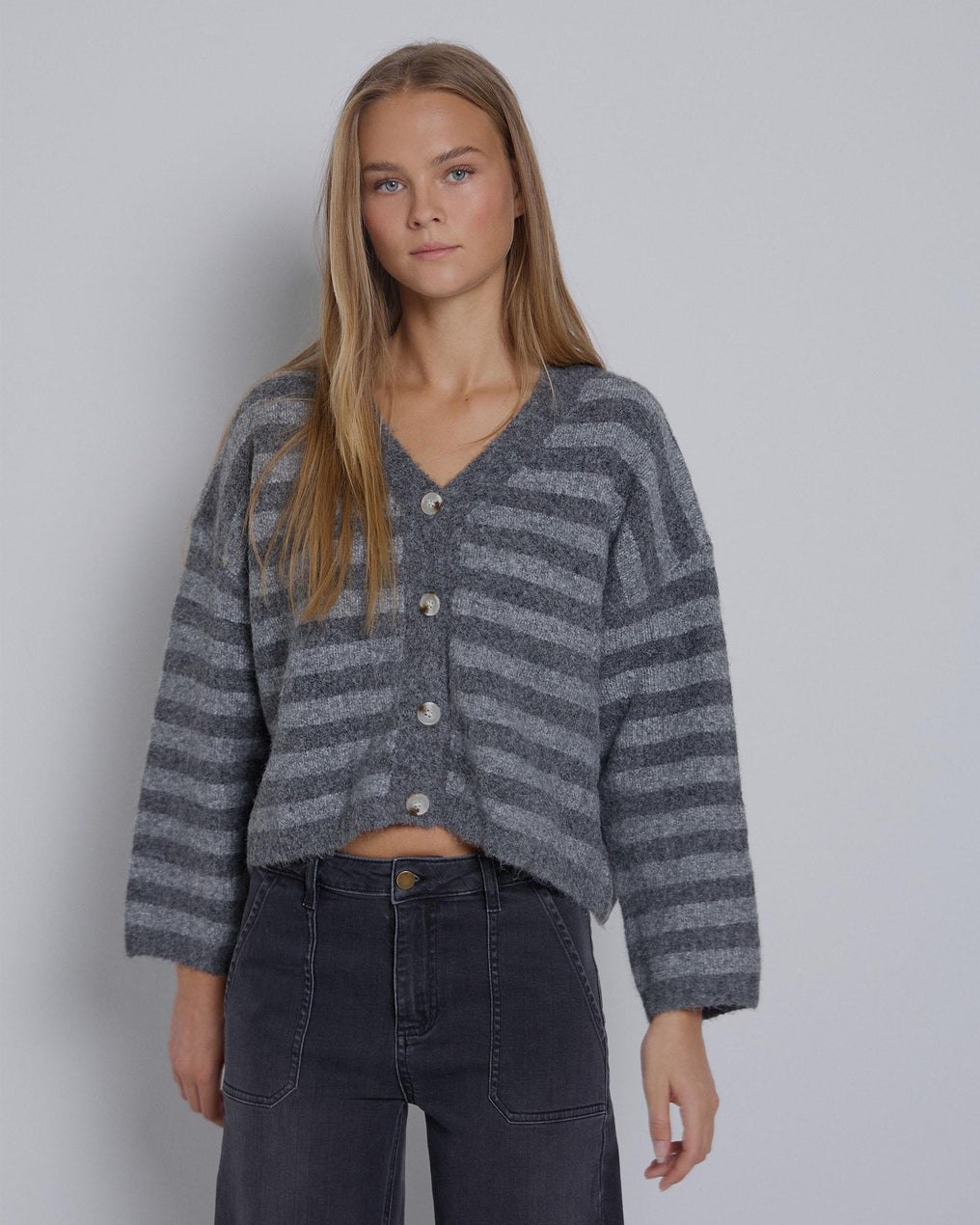 Casaco de malha cinza às riscas com decote em V