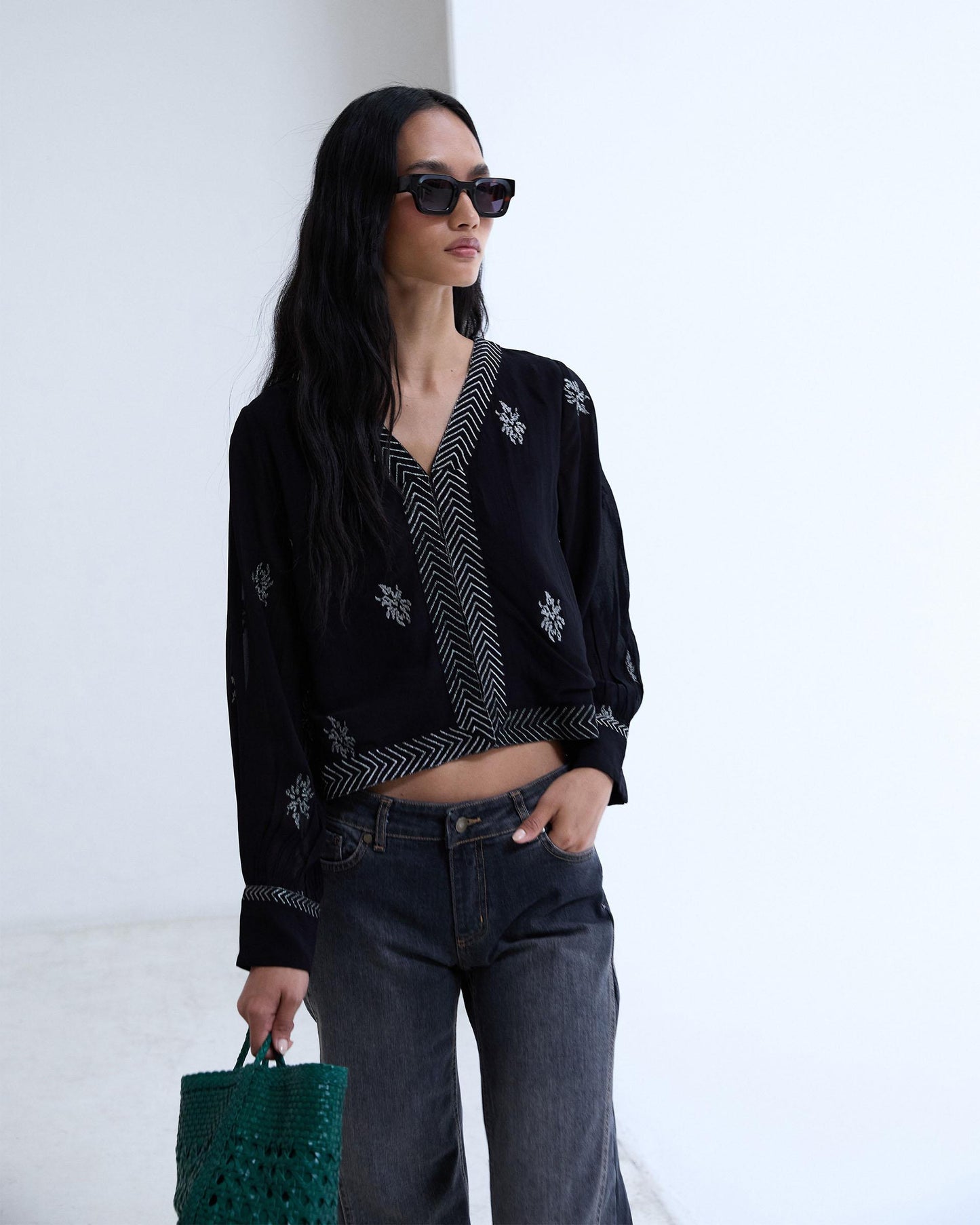 Blusa Gasa Bordados Metalizados Negro