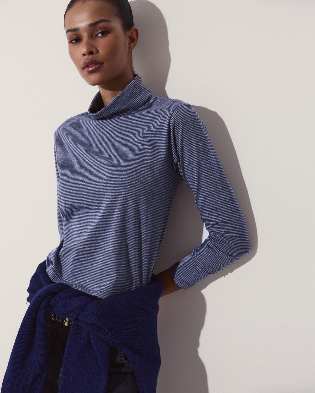 Camiseta Cuello Alto Rayas Azul Oscuro