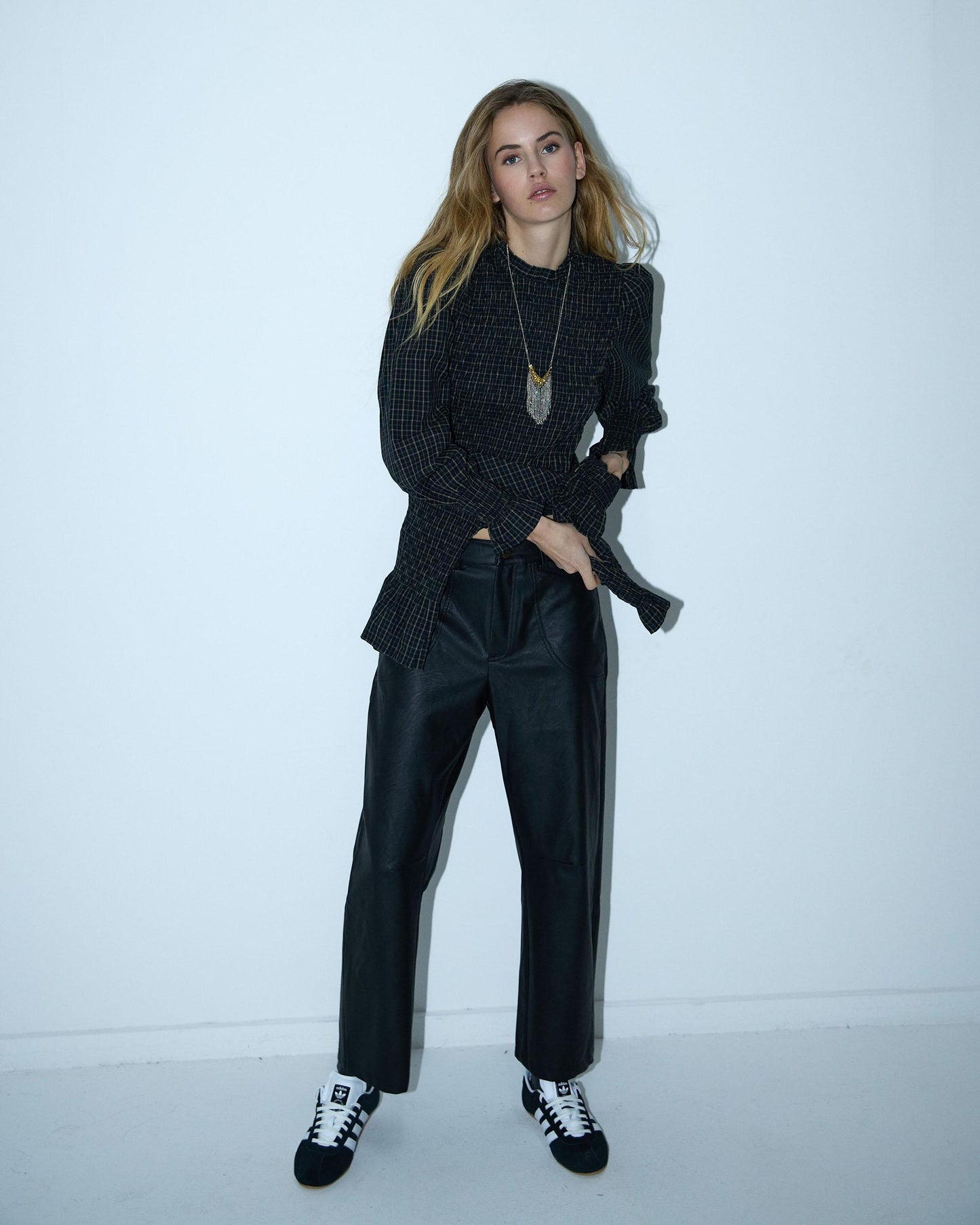 Blusa preta xadrez com padrão favo de mel