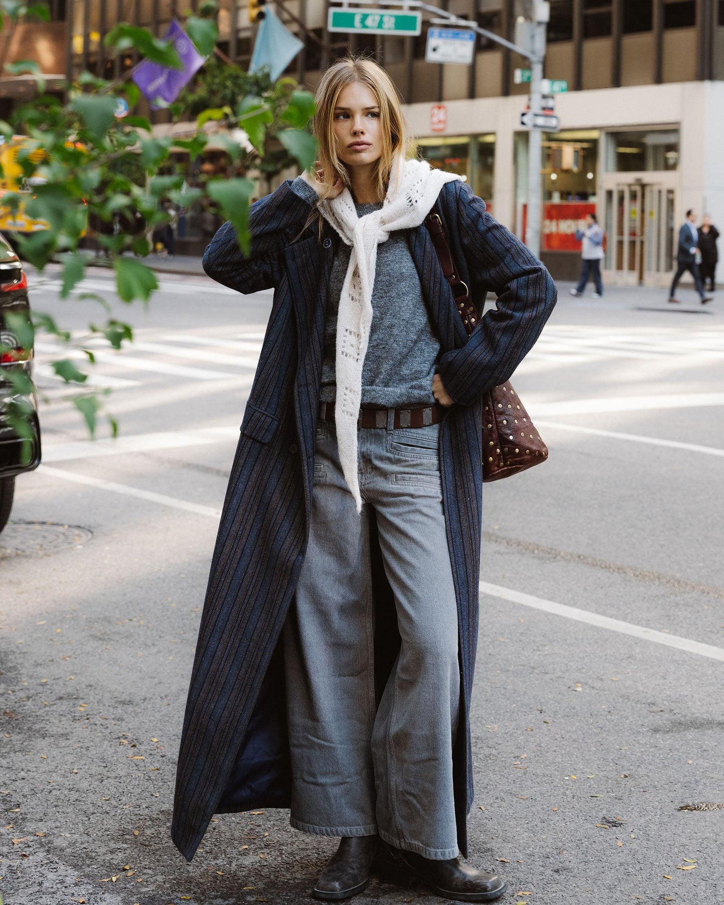 Casaco comprido com botões, riscas em espinha de peixe e lã, azul