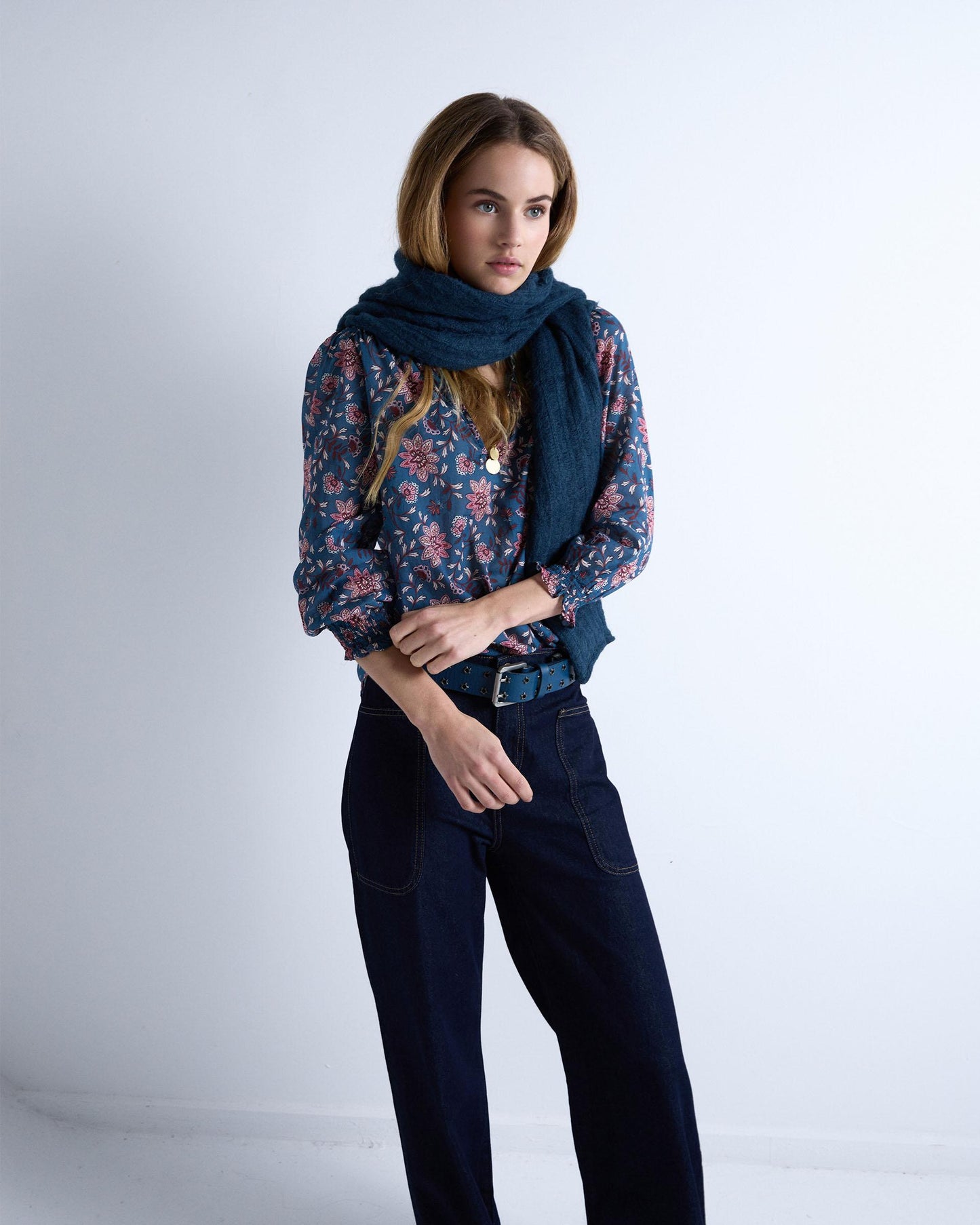 Blusa azul com estampado floral