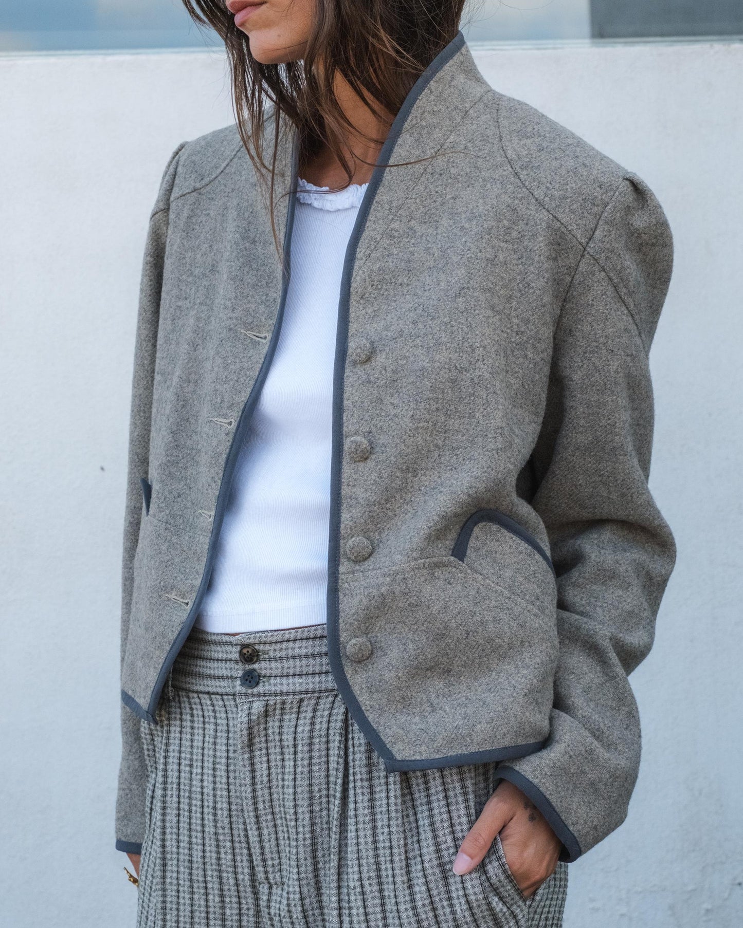 Casaco bomber com acabamento contrastante em lã cinza mesclada