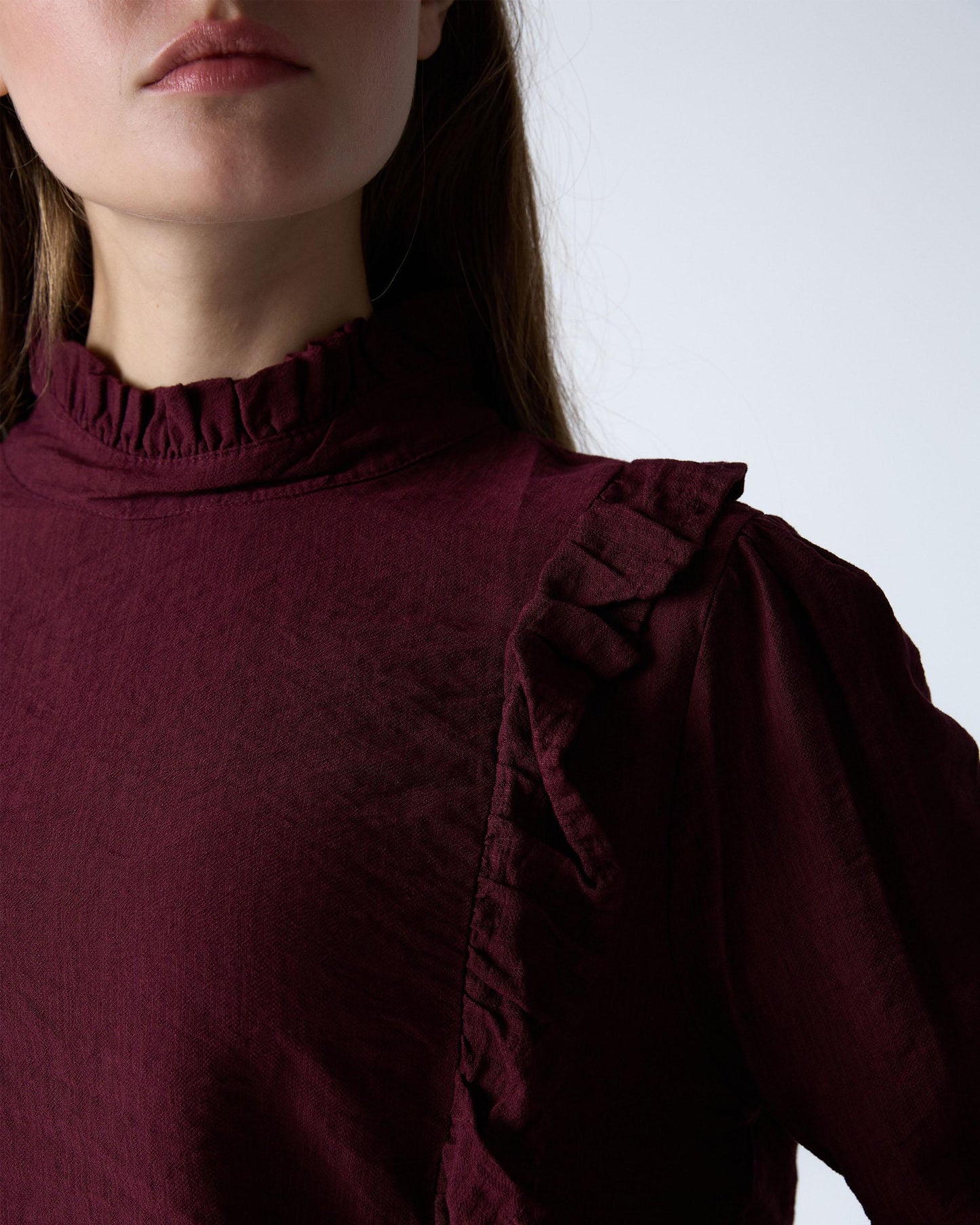 Blusa com decote granada e folhos laterais