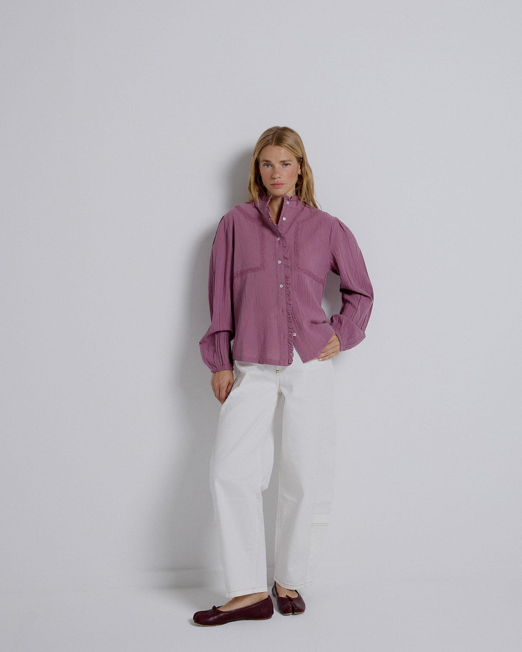 Blusa de renda lilás com jugo