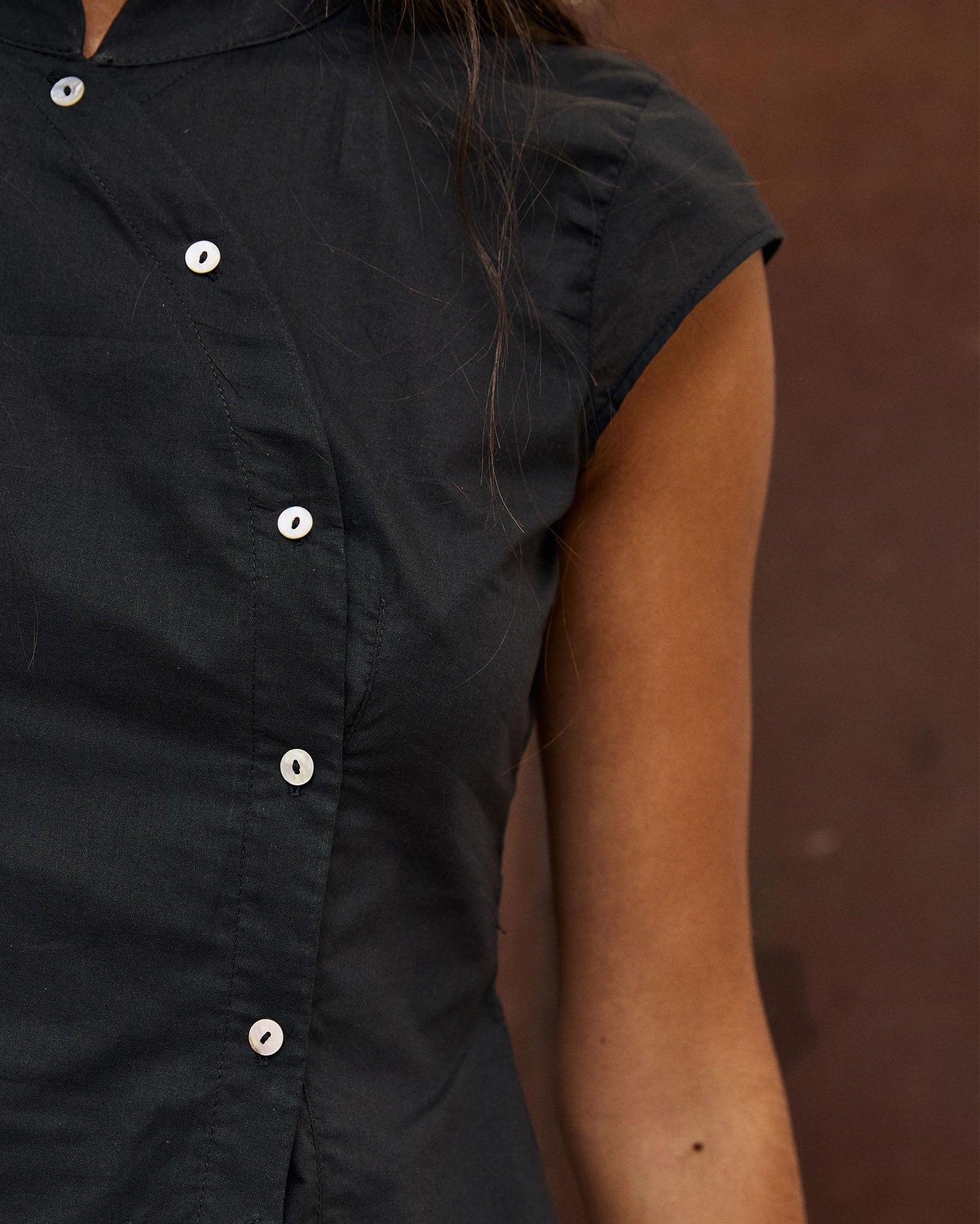 Blusa Botones Laterales Cuello Mao Negro
