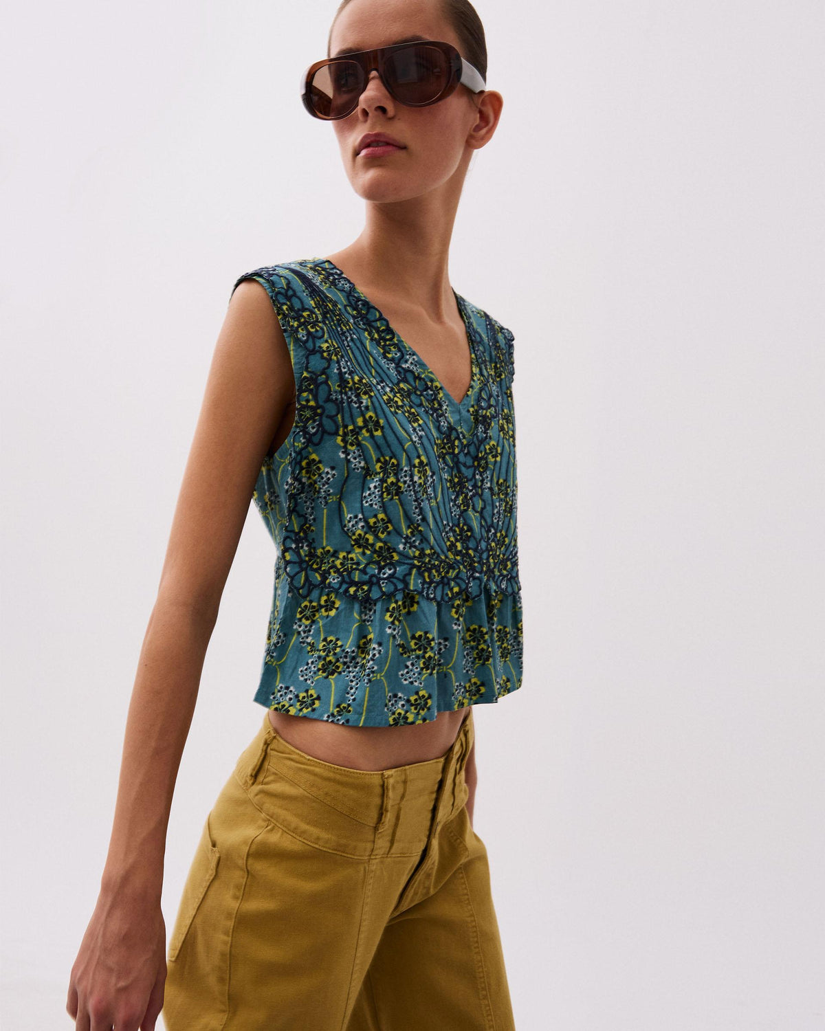 Top Bleu Imprimé à Broderies Florales