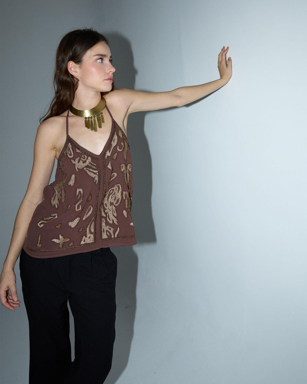 Top Espalda Cruzada Bordados Abalorios Marrón