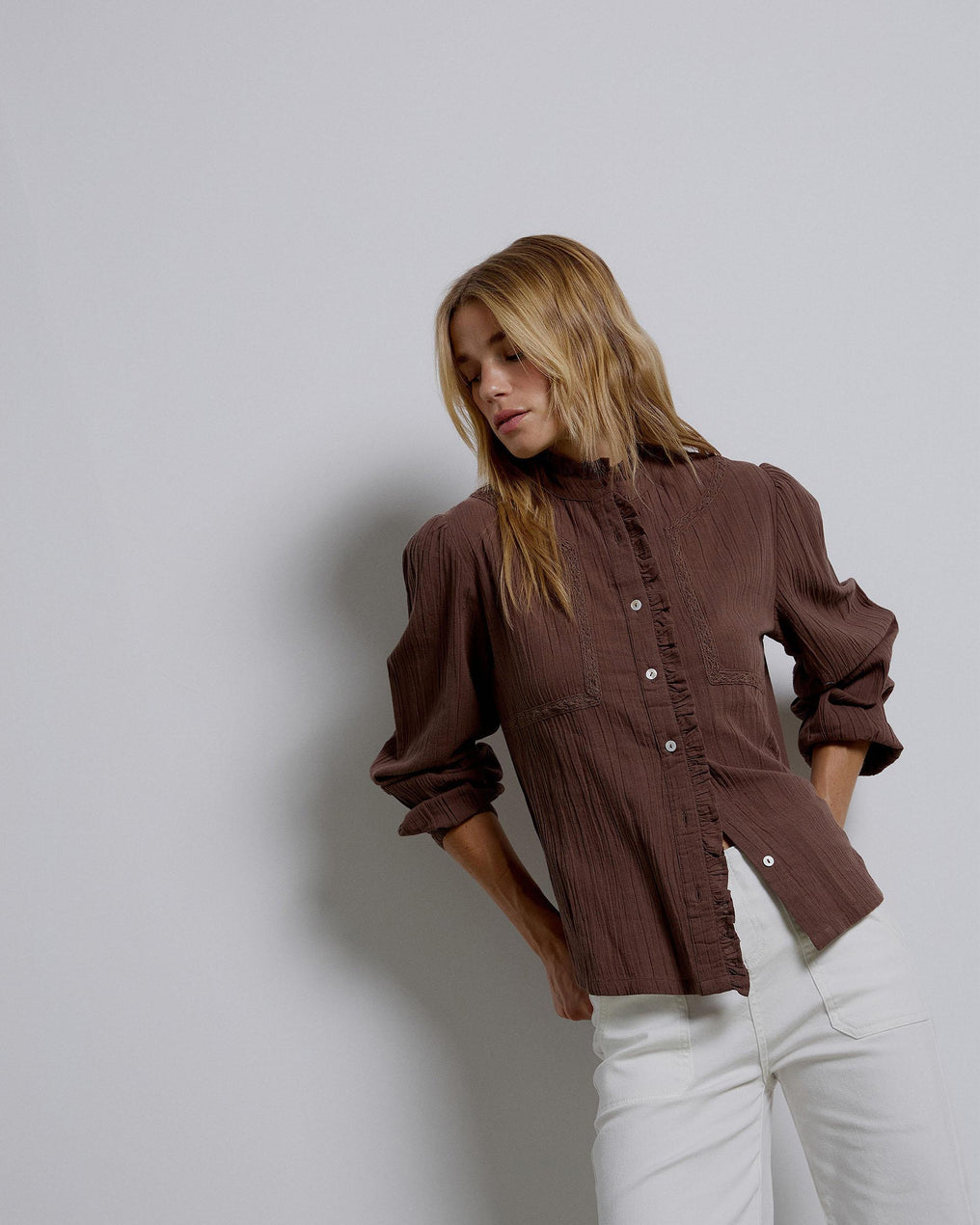 Blusa castanha com jugo de renda