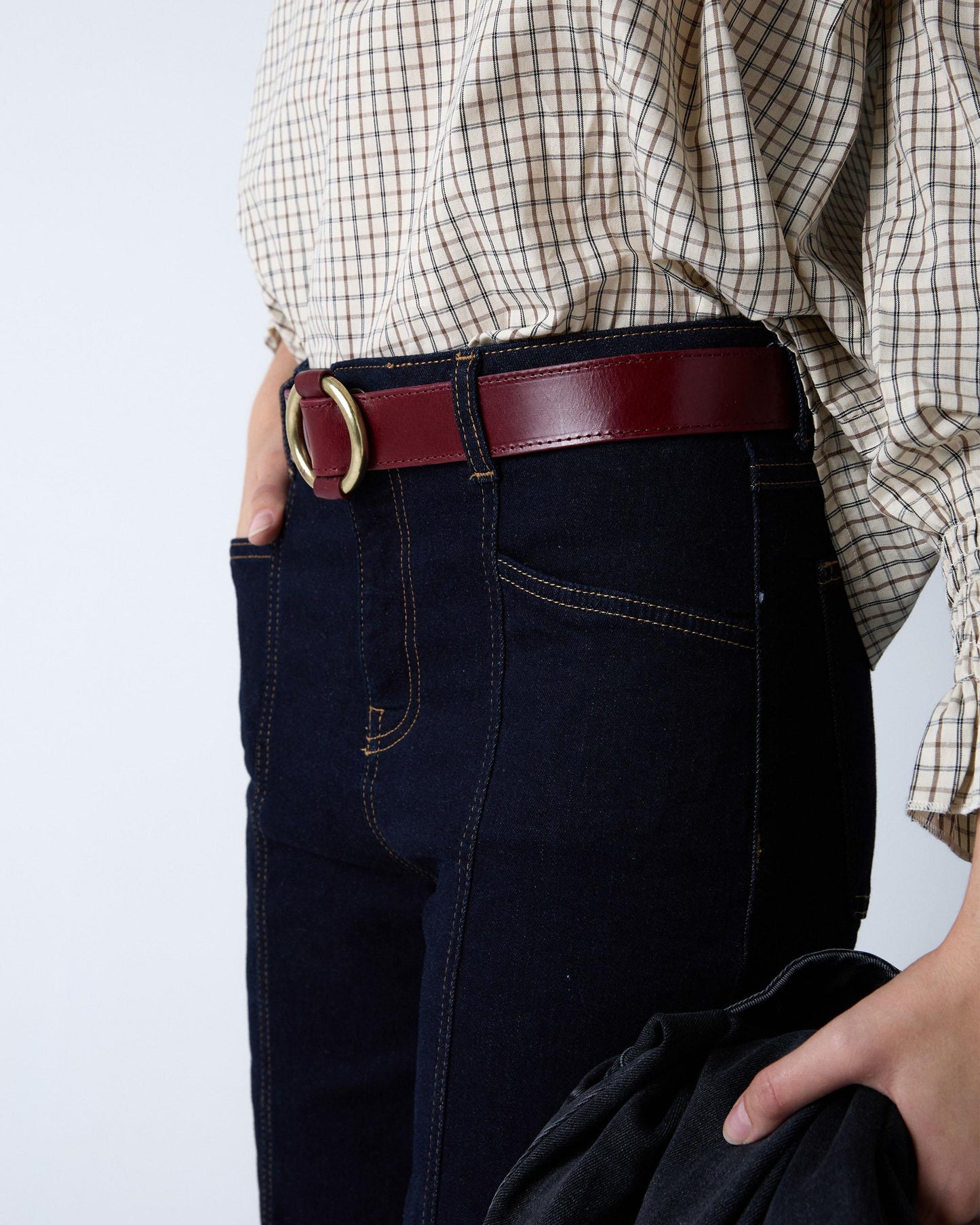 Cinto em pele com fivela redonda granada