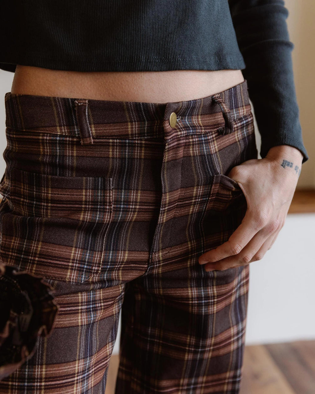 Calça xadrez com bolsos aplicados, castanho