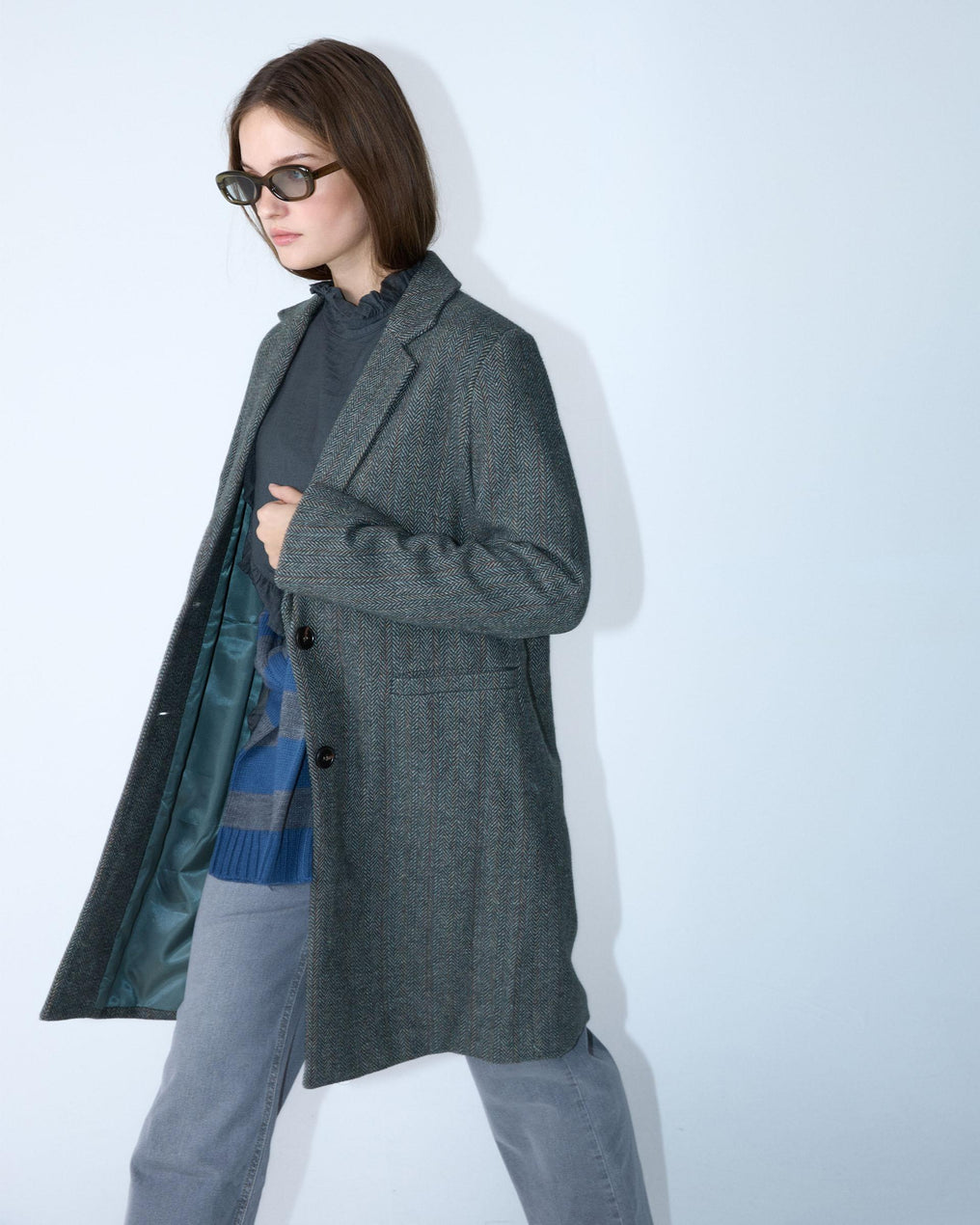 Blusa cinzenta com gola e folhos laterais