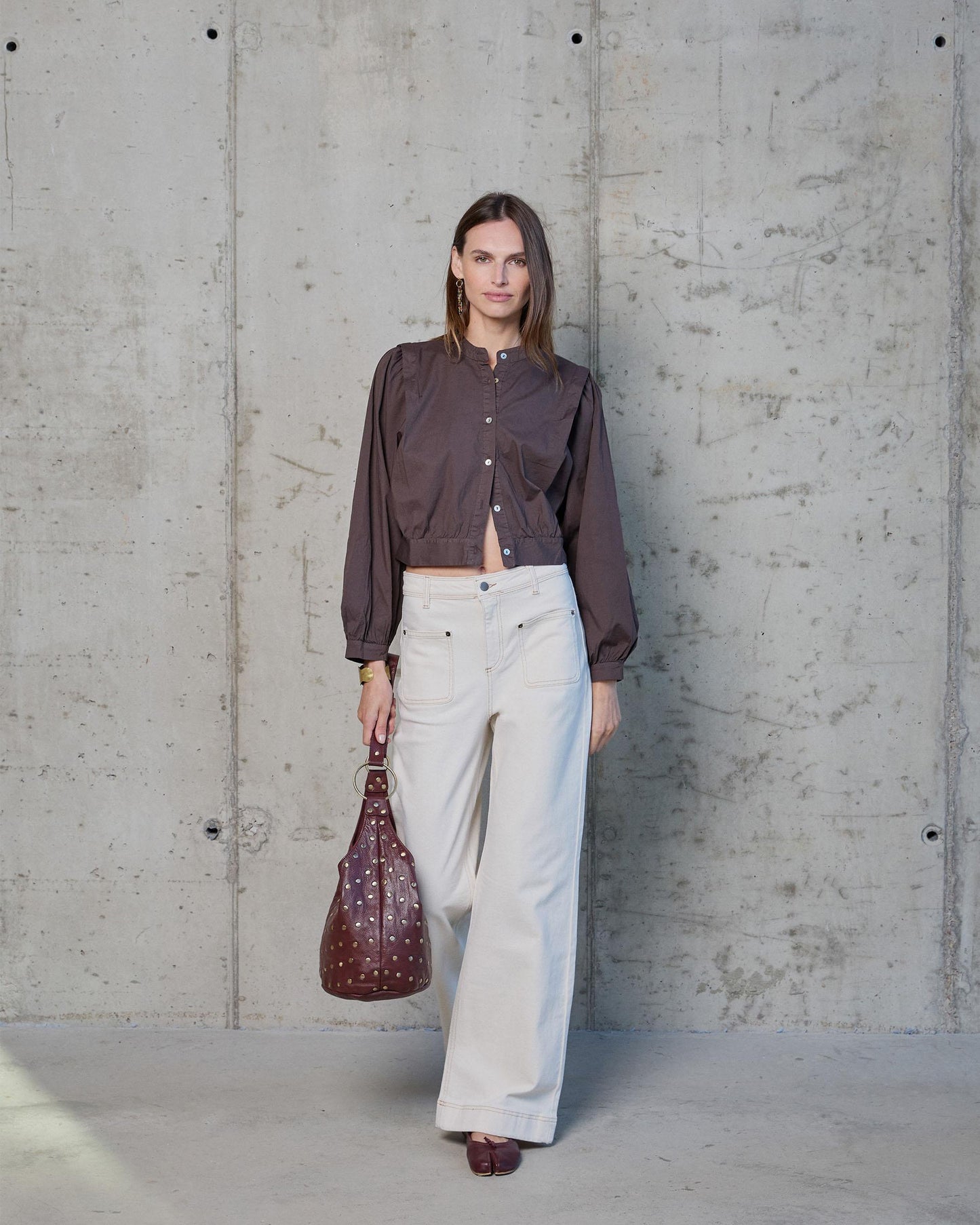 Camisola castanha com lapela e ombro