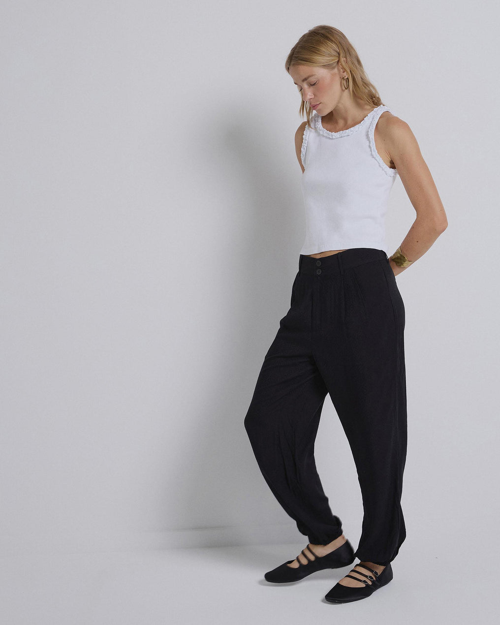 Calça preta com bainha elástica