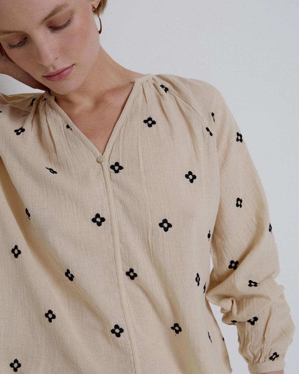 Blusa Bordados Flores Crudo