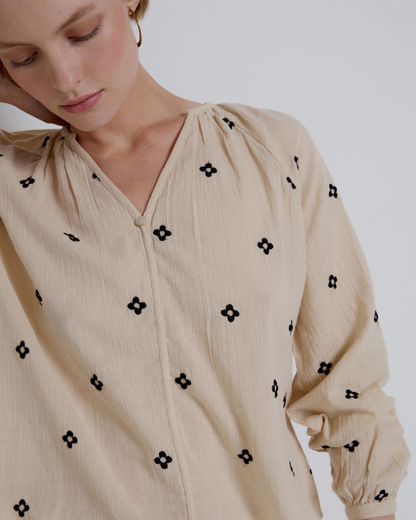 Blusa Bordados Flores Crudo