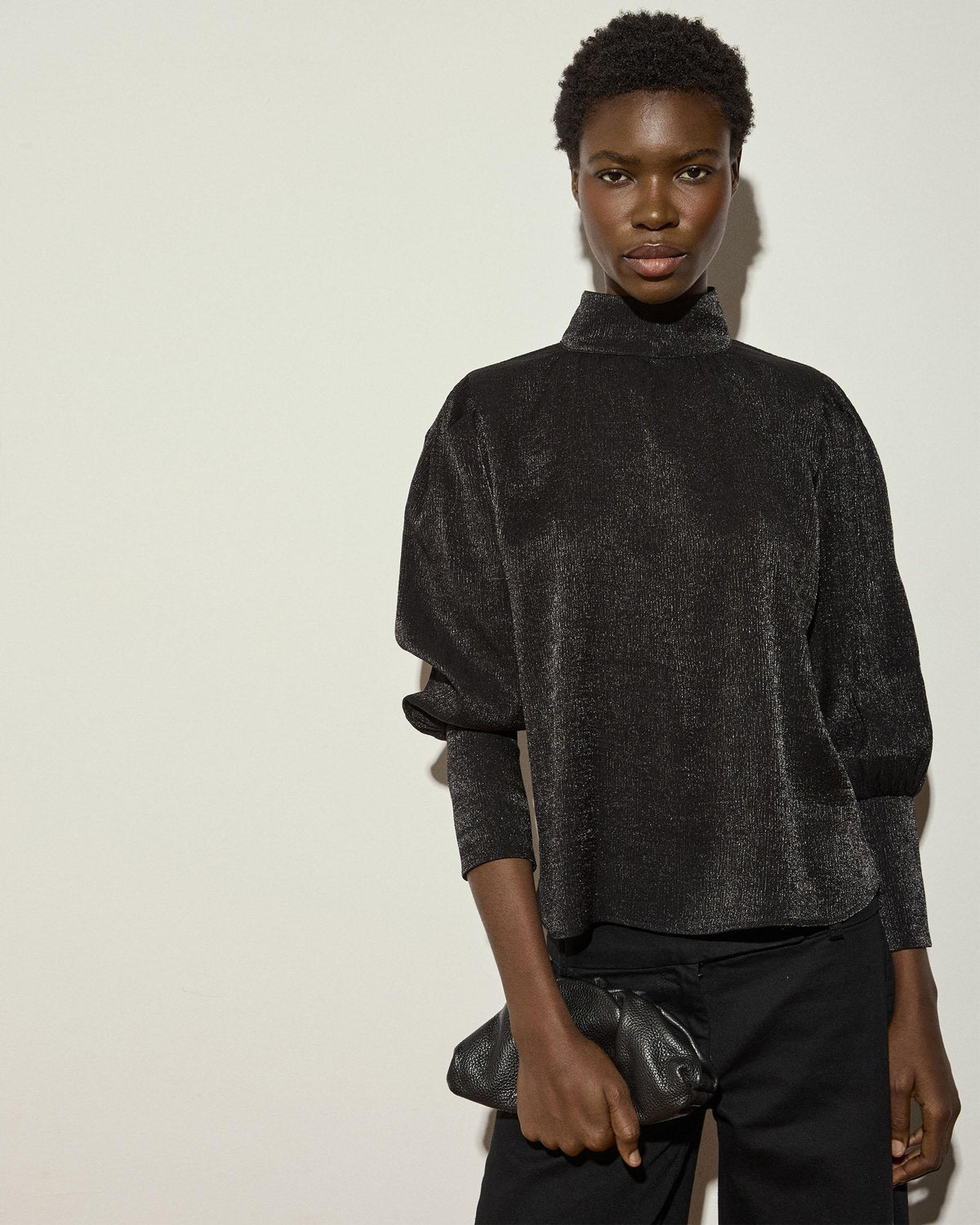 Blusa Cuello Alto Brillo Negro