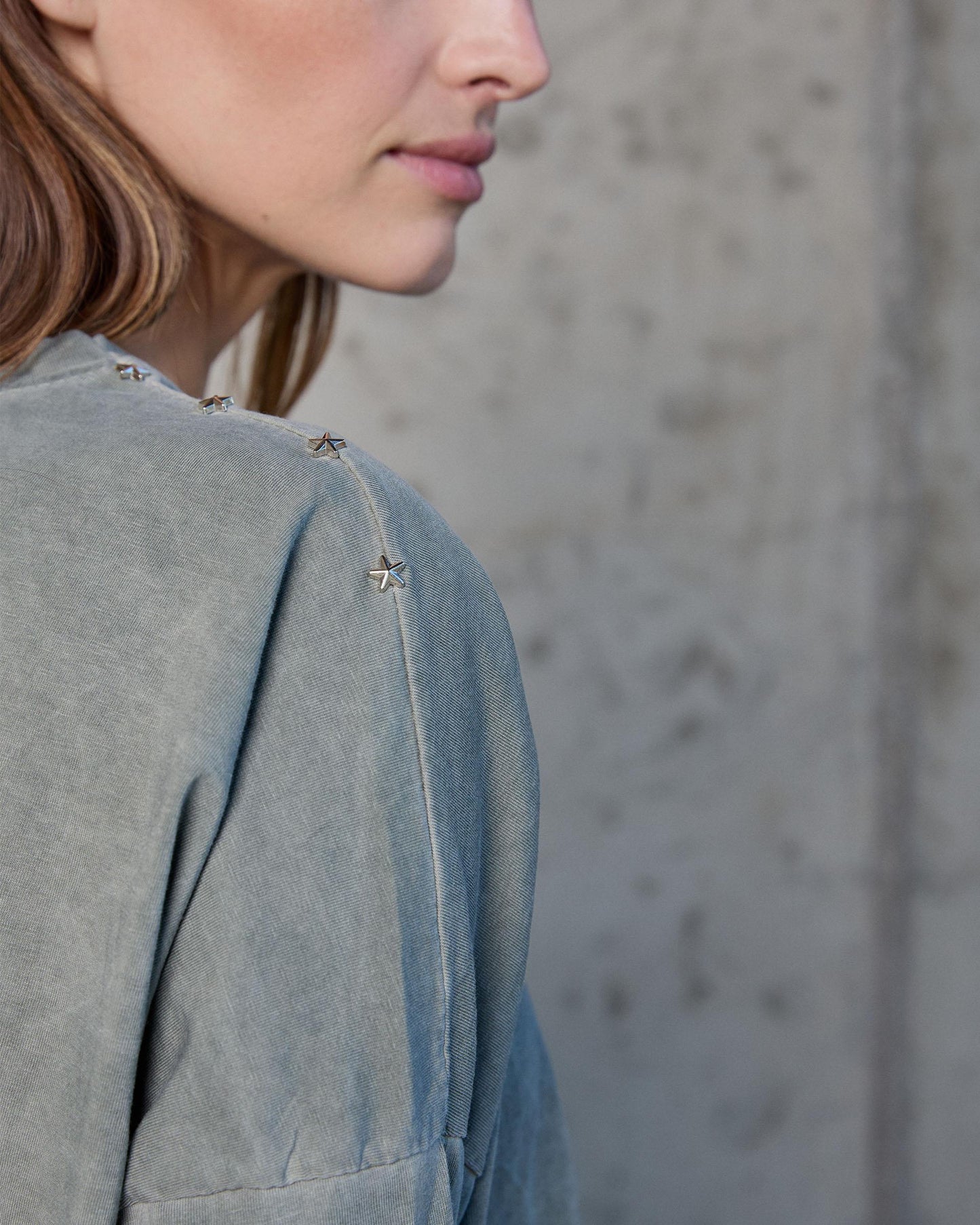 Camiseta Tachuelas Estrellas Hombros Verde Oscuro