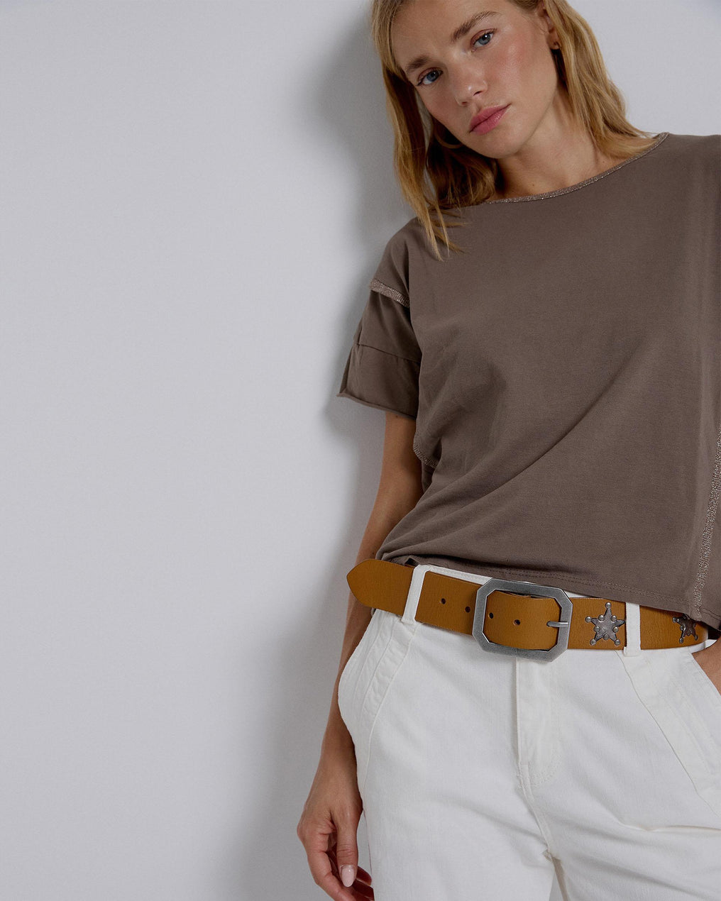 Cinto de couro castanho com remendo de estrela