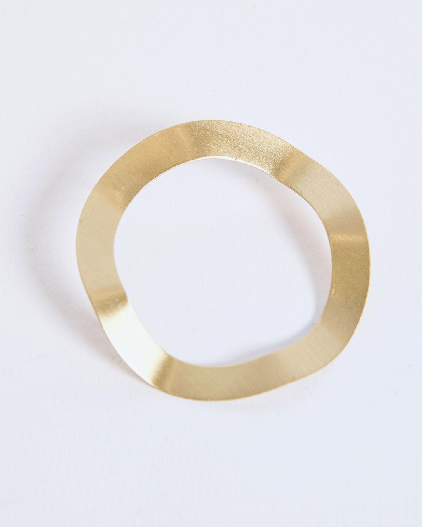 Brincos de argola irregulares em ouro