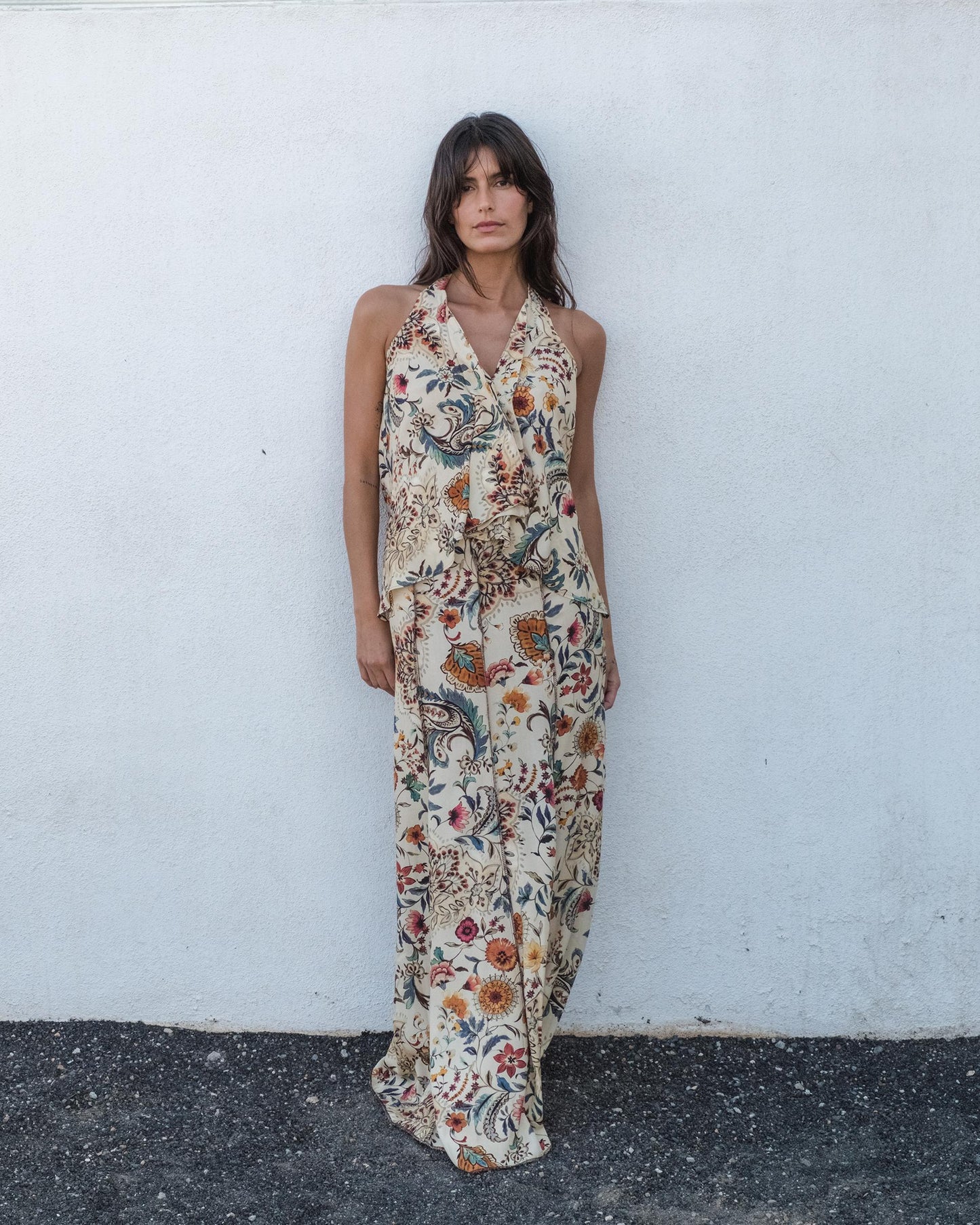 Top bege com estampado floral e decote alto