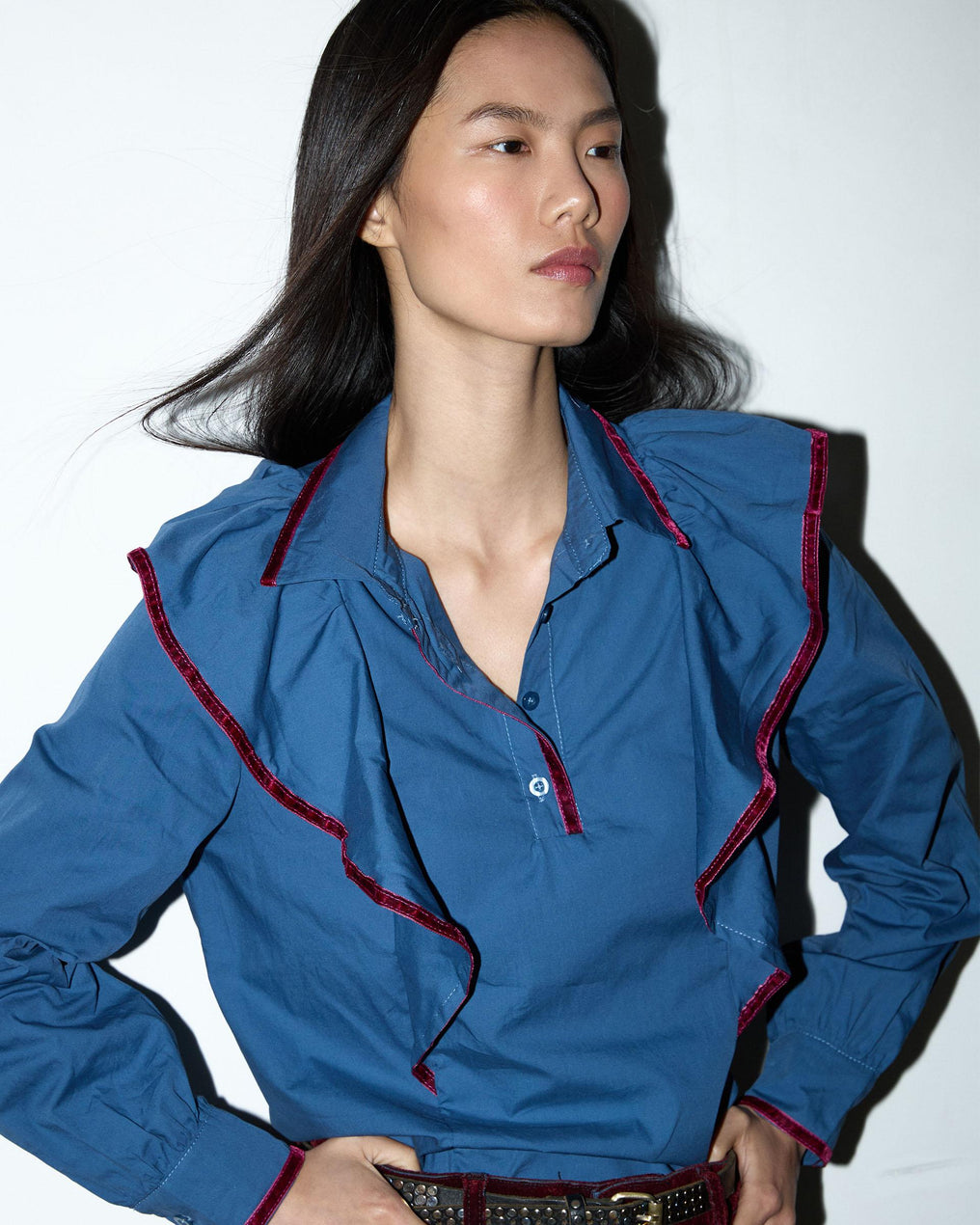 Blusa com folhos e detalhes em azul