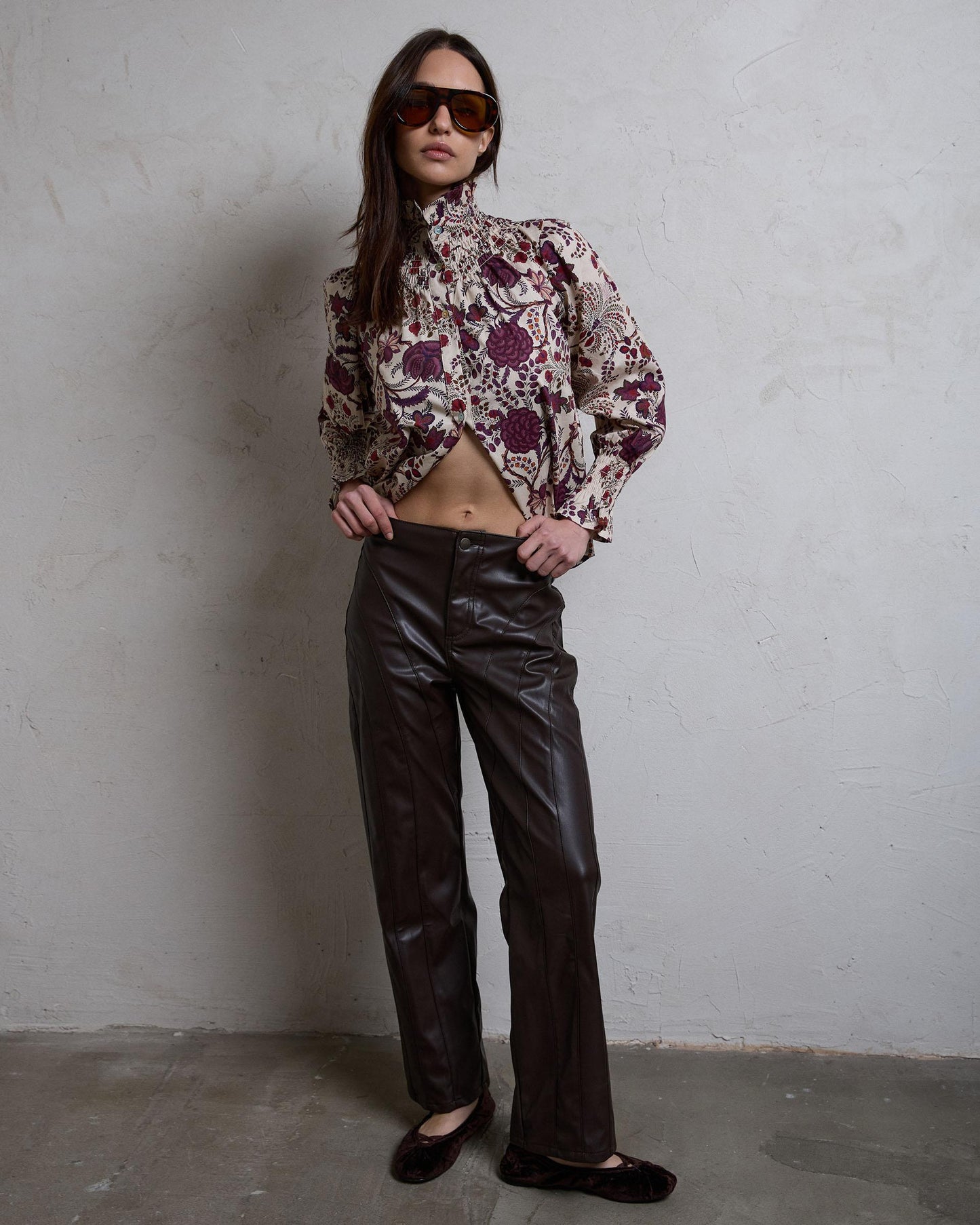 Pantalón Efecto Piel Costuras Marrón