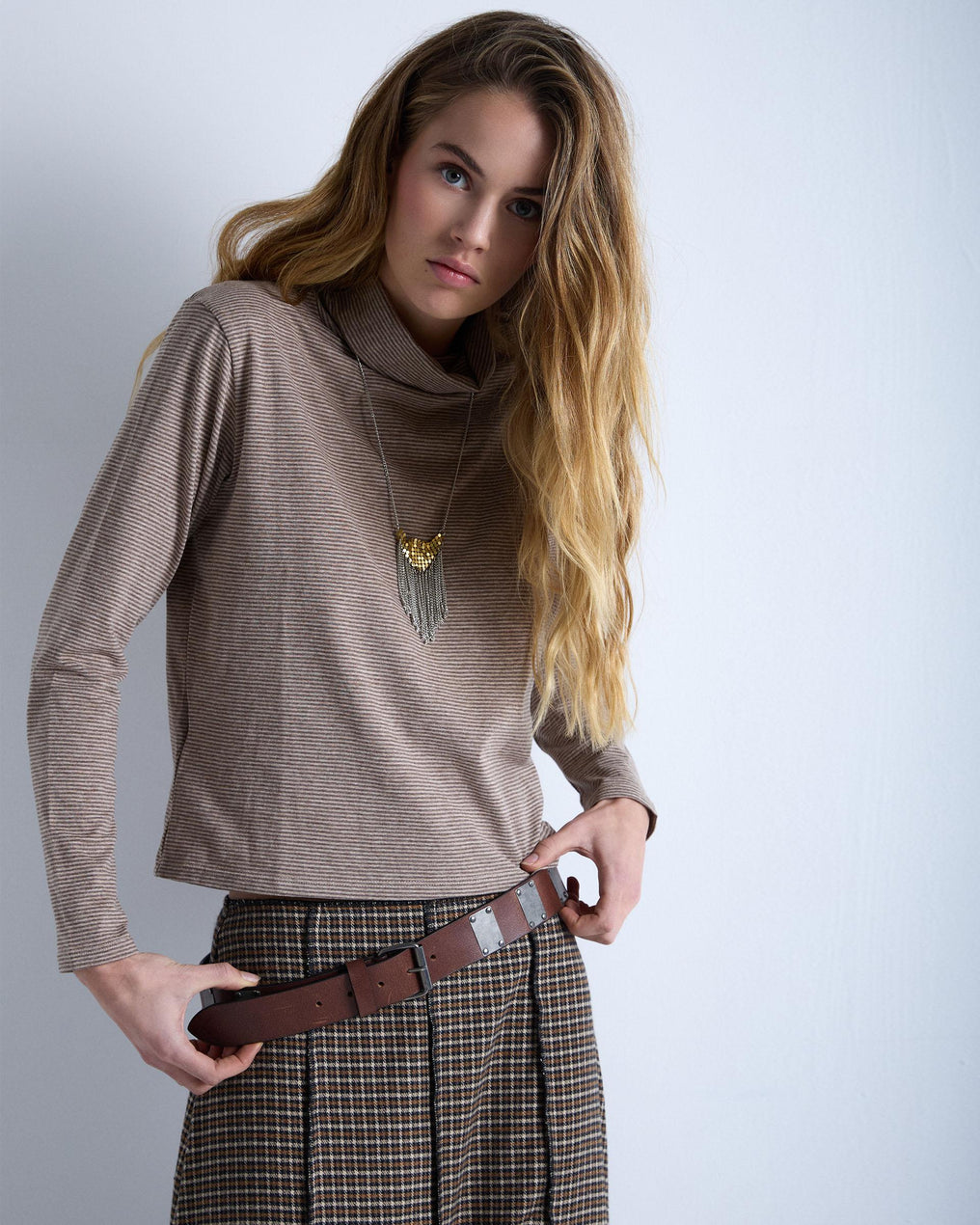 Camiseta listrada marrom com gola alta