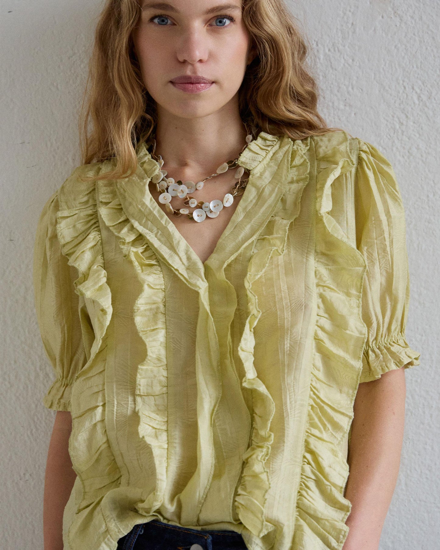 Blusa Manga Curta Folhos Decote em Bico Verde