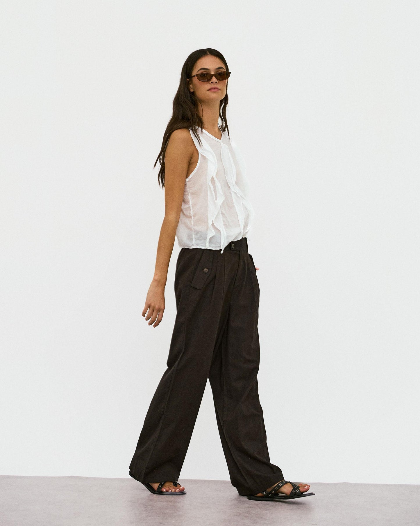 Pantalón Pinzas Bolsillos Laterales Marrón