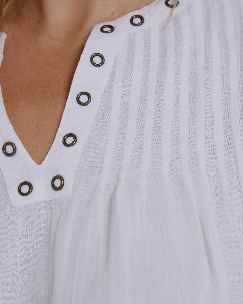 Blusa branca com decote redondo