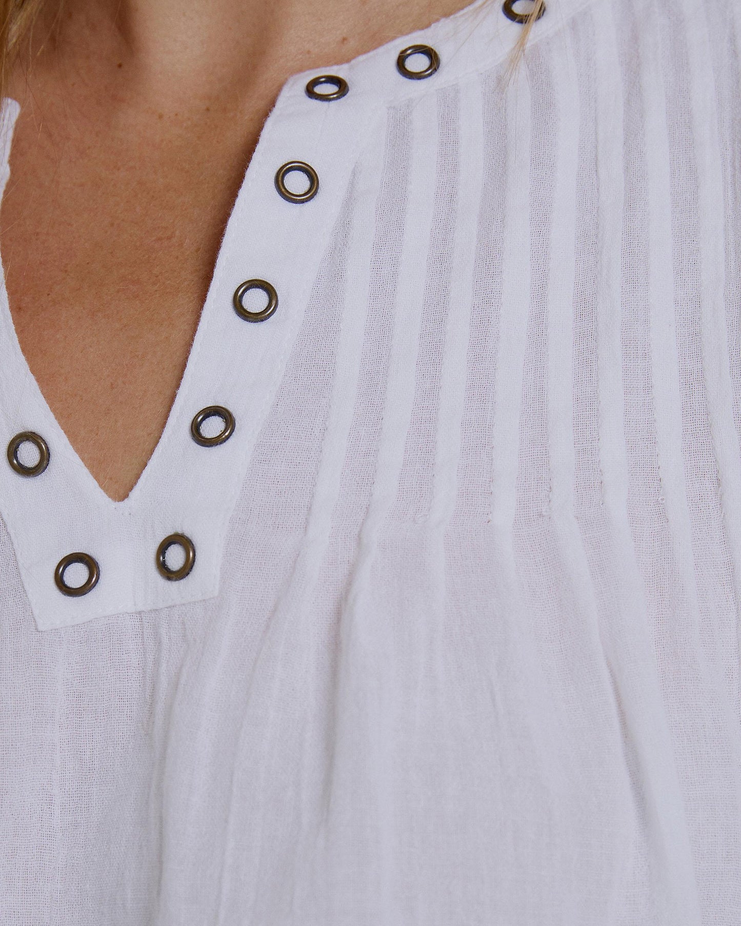 Blusa branca com decote redondo