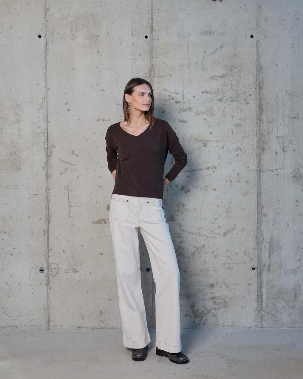 Jersey Cuello Pico Bajo Asimétrico Marrón