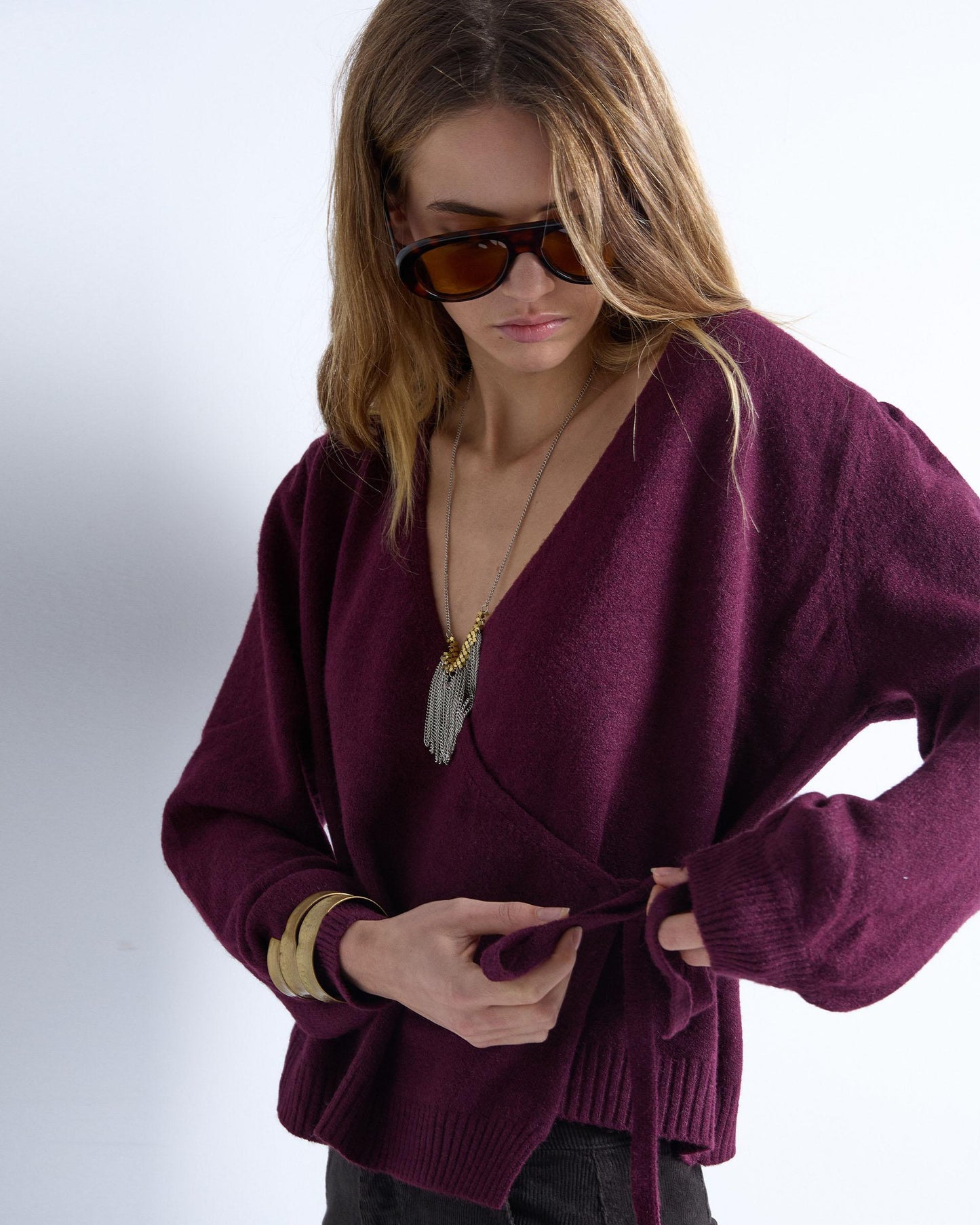 Casaco roxo de abotoamento duplo com fecho de cordões.