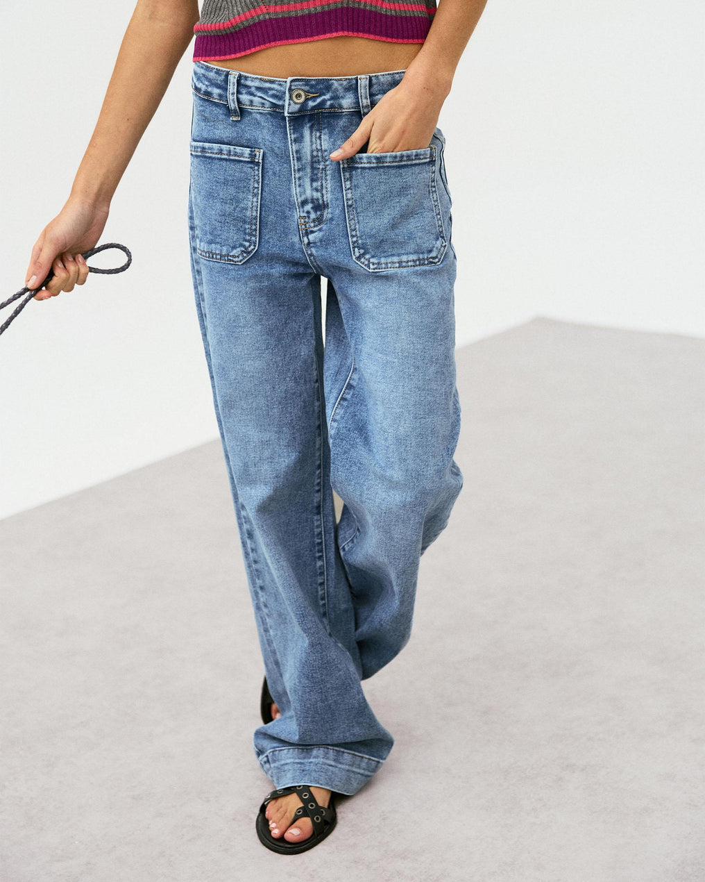 Jeans Straight com Bolsos de Patch Azul