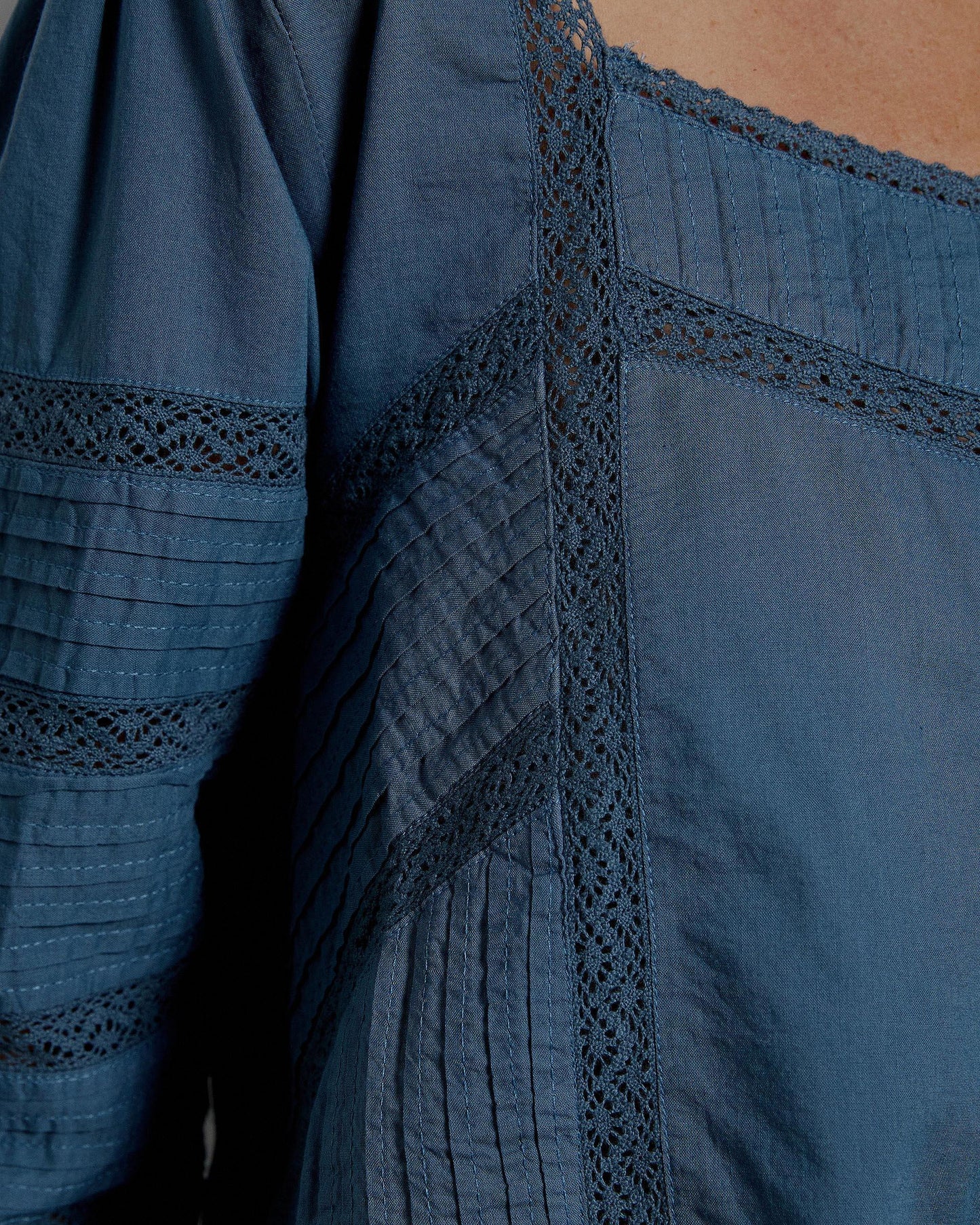 Blusa azul em renda com decote quadrado