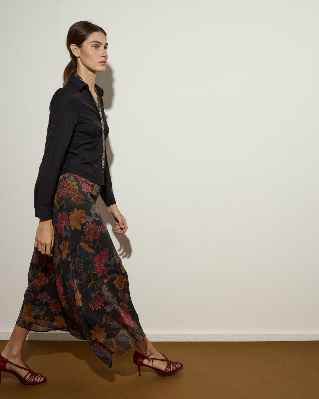 Falda Bajo Asimétrico Estampado Floral Negro