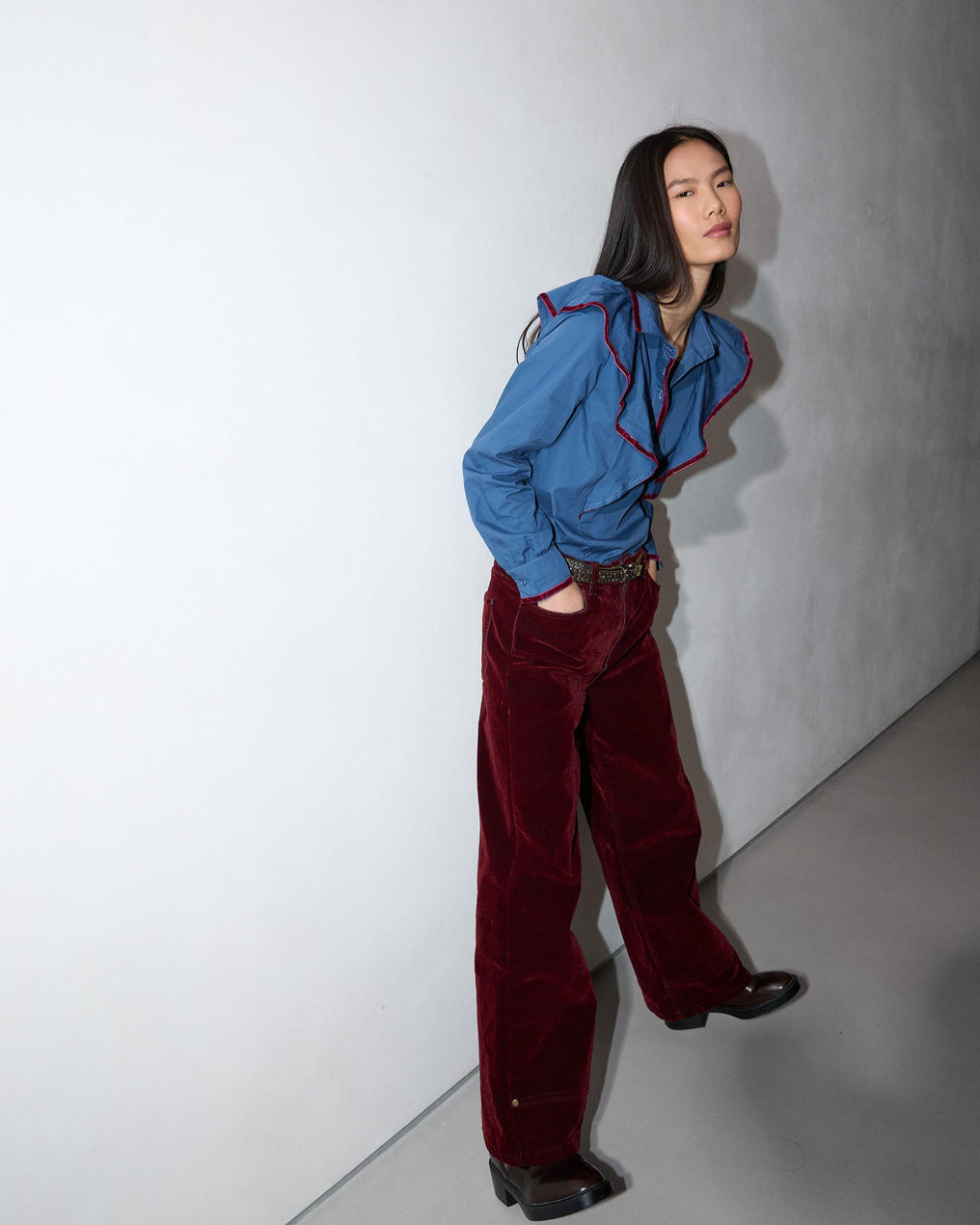 Blusa com folhos e detalhes em azul