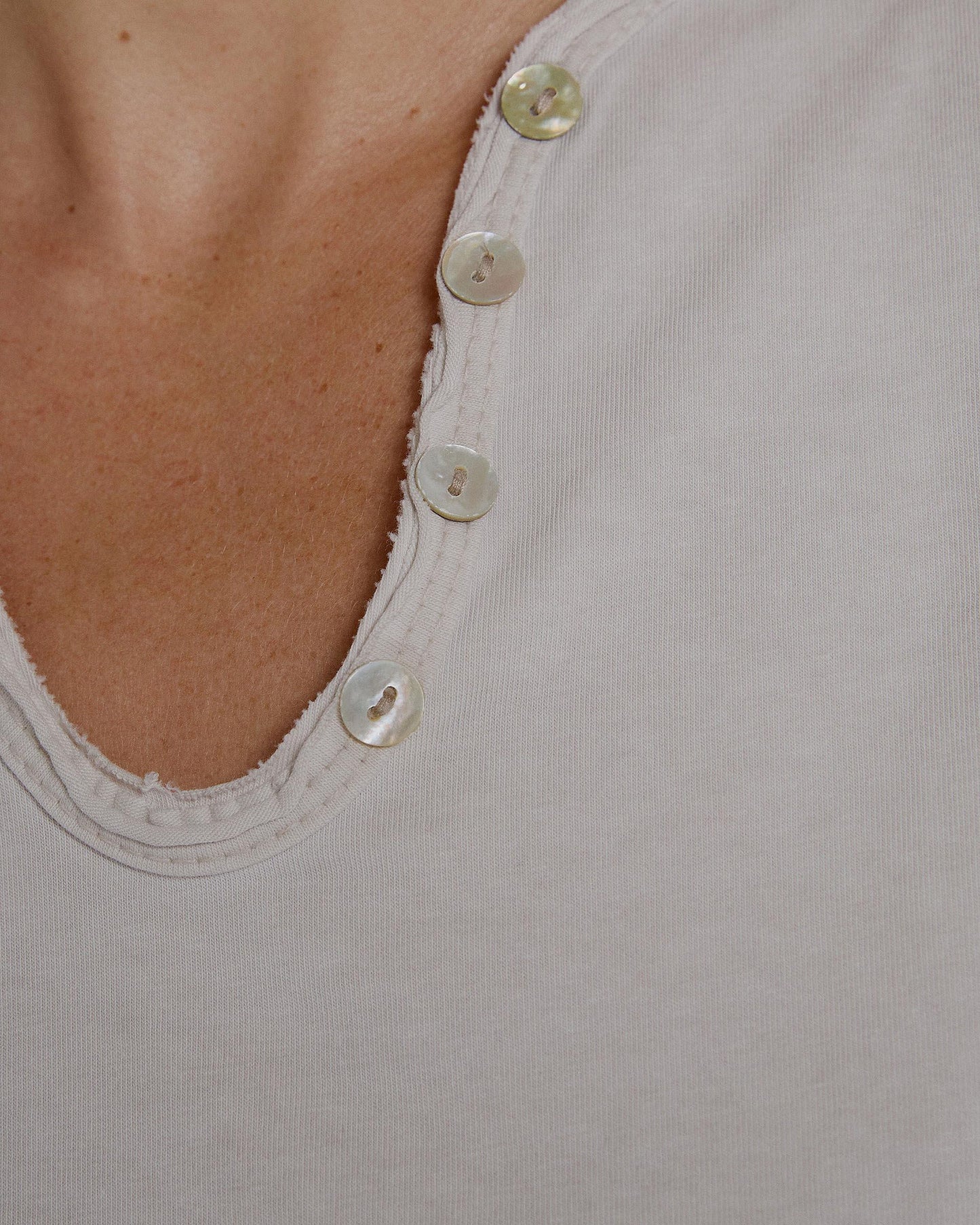 T-shirt bege de manga comprida com botões