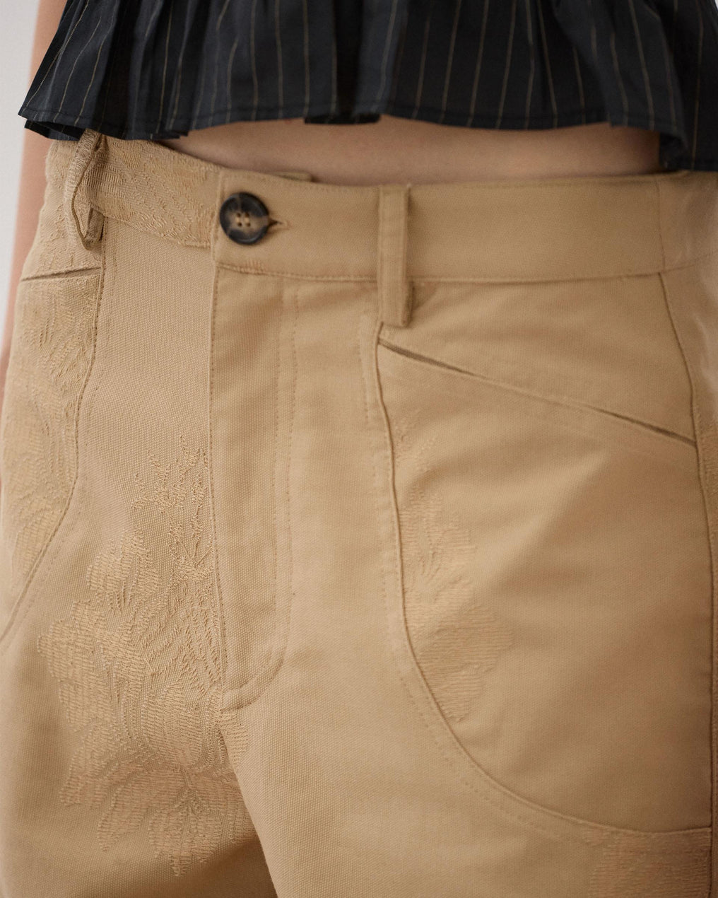 Pantalón Bordados Florales Beige Oscuro