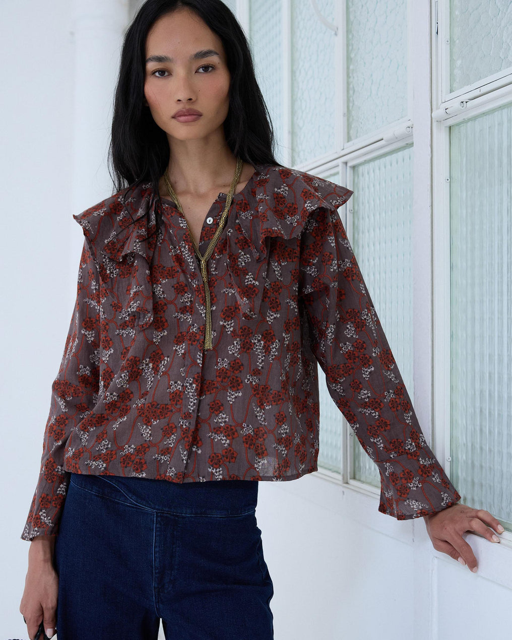 Blusa Volantes Assimétricos Padrão Floral Castanho