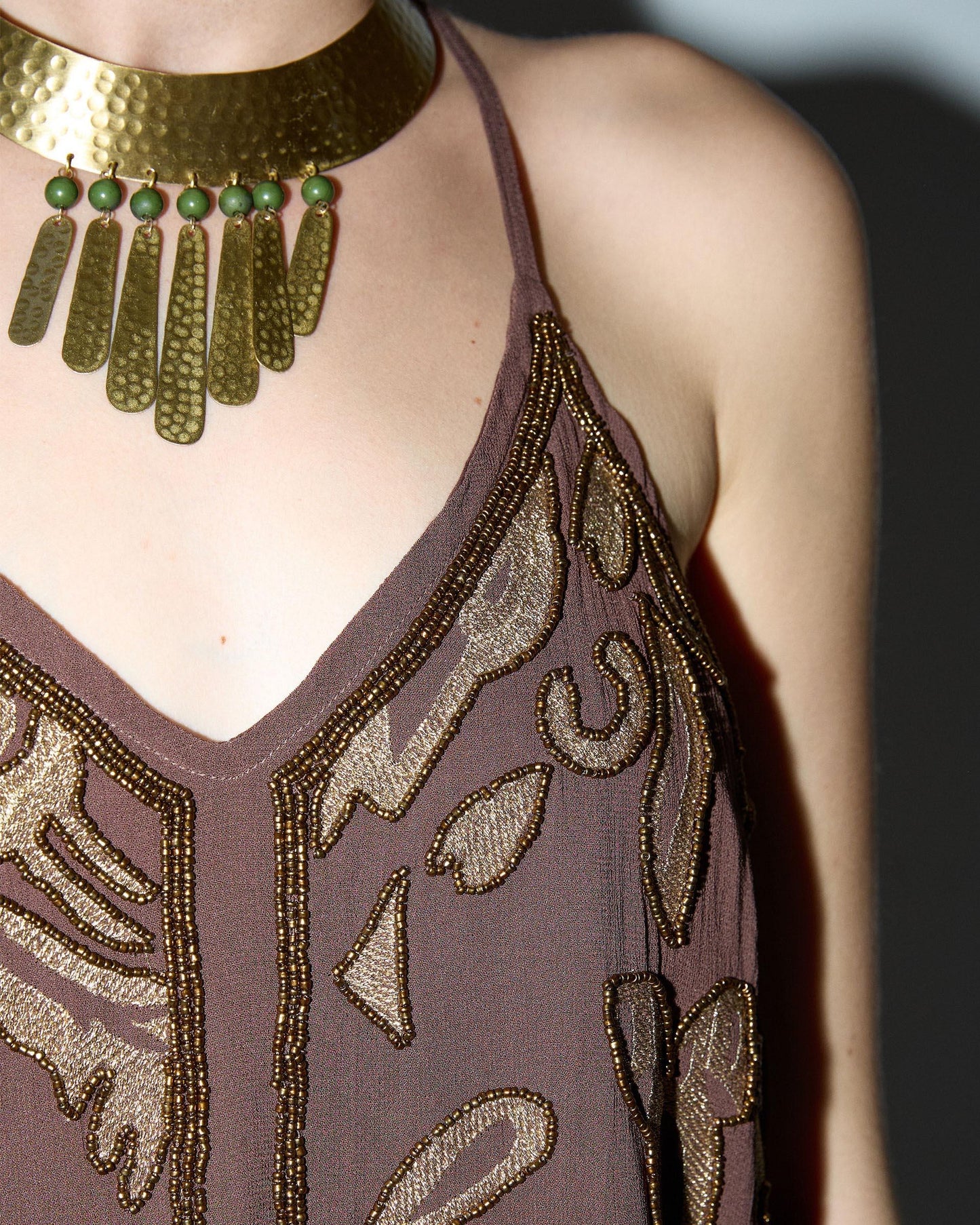 Top Espalda Cruzada Bordados Abalorios Marrón